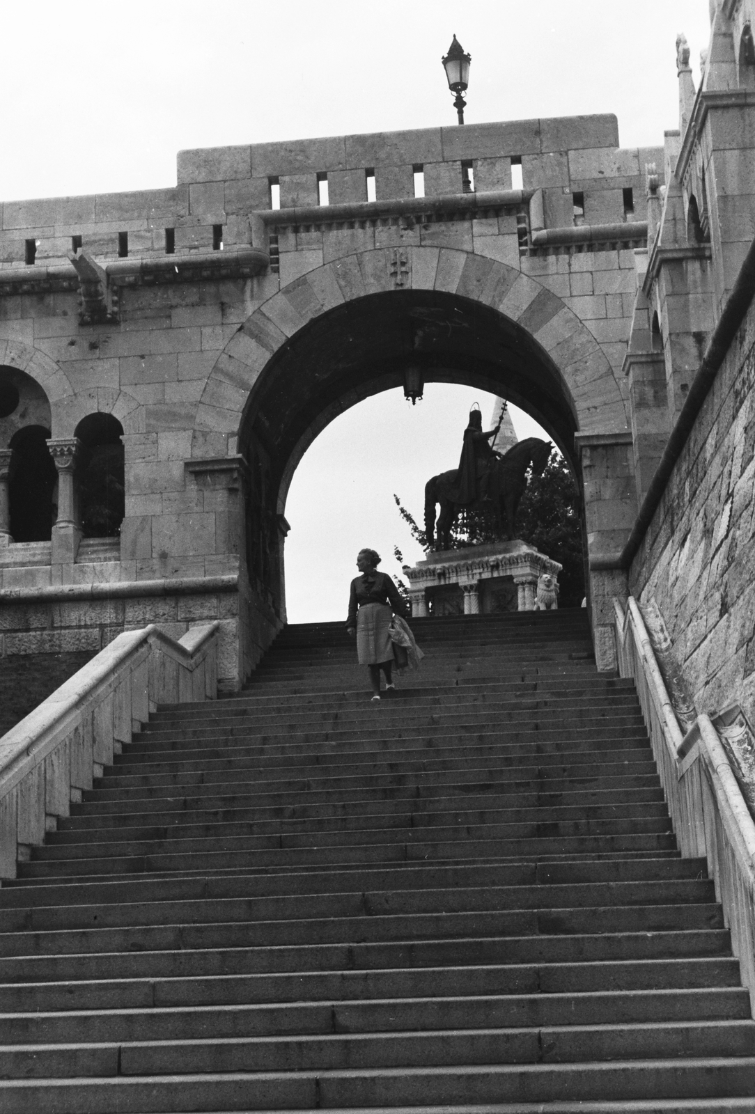 Magyarország, Halászbástya,budai Vár, Budapest I., Schulek lépcső Szent István szobra felé nézve., 1960, Konok Tamás id, lépcső, Schulek Frigyes-terv, lovas szobor, Szent István-ábrázolás, Budapest, Fortepan #42806