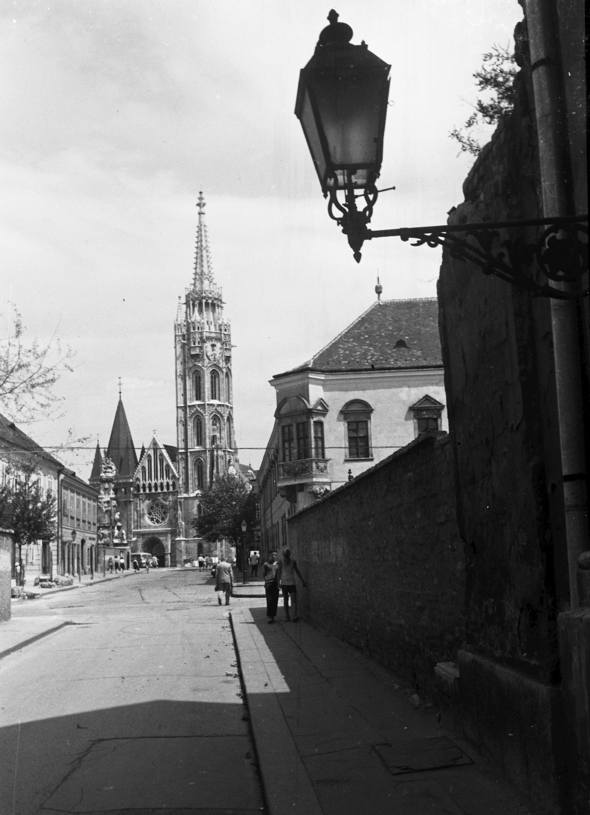 Magyarország, budai Vár, Budapest I., Szentháromság utca, Mátyás-templom., 1960, Konok Tamás id, templom, lámpa, Budapest, Fortepan #42810