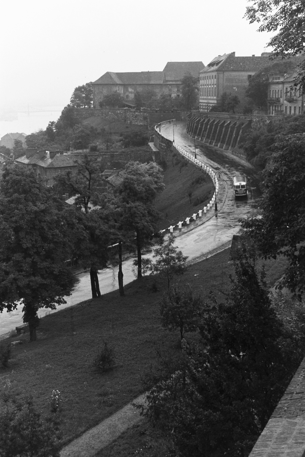 Magyarország, budai Vár, Budapest I., Hunyadi János út a Halászbástyáról nézve., 1960, Konok Tamás id, autóbusz, látkép, Ikarus 60, eső, Budapest, Fortepan #42811