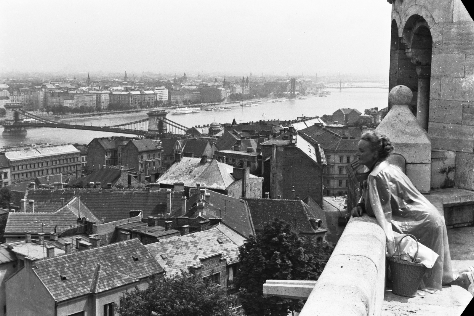 Magyarország, Halászbástya,budai Vár, Budapest I., kilátás a Vízivárosra és a Széchenyi Lánchídra., 1960, Konok Tamás id, látkép, Schulek Frigyes-terv, retikül, hajviselet, Duna, Budapest, függőhíd, William Tierney Clark-terv, Fortepan #42817