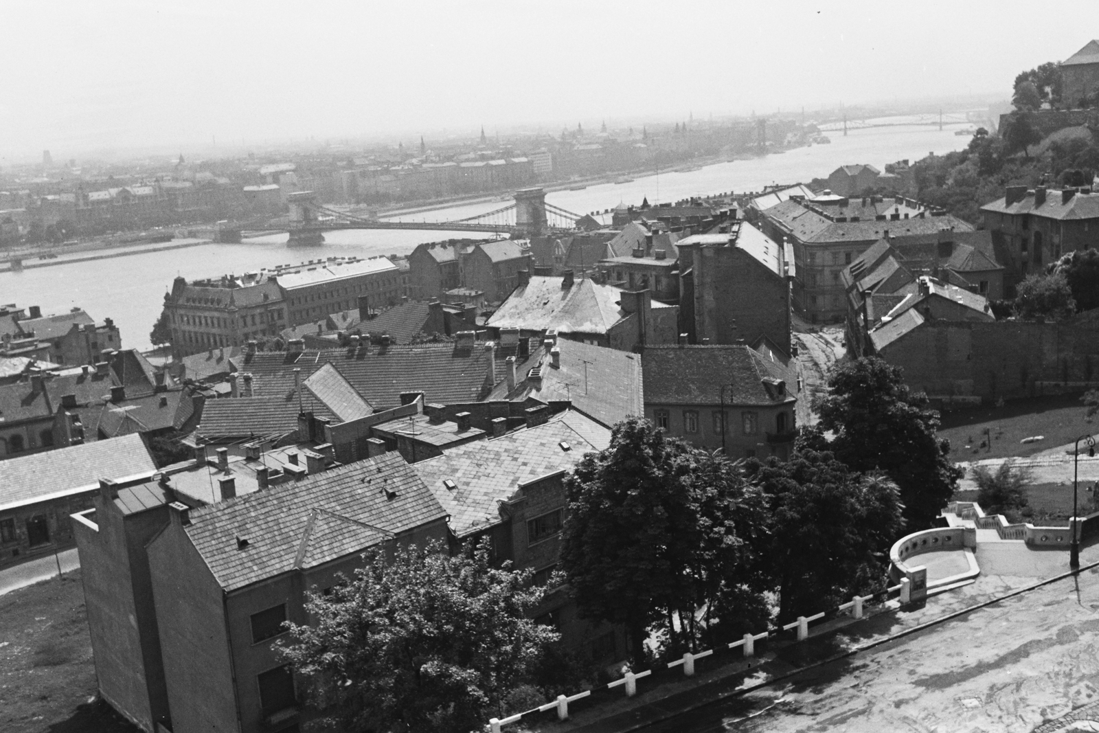 Hungary, Budapest I., kilátás Halászbástyáról a Vízivárosra és a Széchenyi Lánchídra, előtérben a Jezsuita (Halász) lépcső., 1960, Konok Tamás id, picture, Danube, Budapest, suspension bridge, William Tierney Clark-design, Fortepan #42818