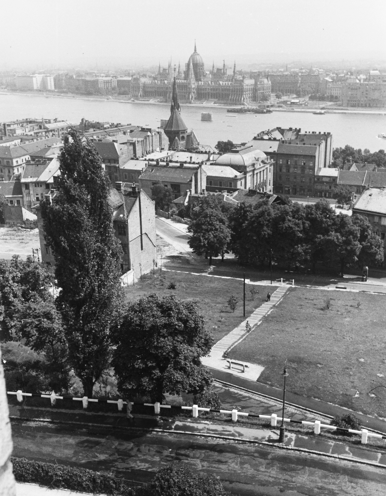 Magyarország, budai Vár, Budapest I., kilátás a Halászbástyáról a Vízivárosra az elbontott Kossuth híd pilléreivel, előtérben a Szeder lépcső., 1960, Konok Tamás id, épített örökség, templom, Steindl Imre-terv, országház, Duna, eklektikus építészet, Budapest, Pecz Samu-terv, Fortepan #42819