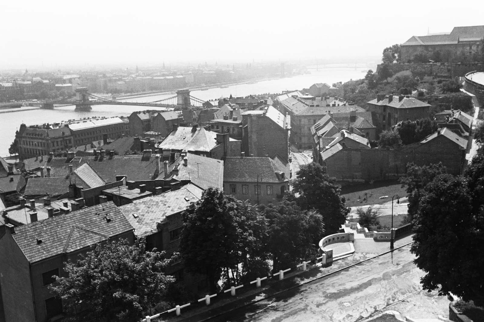 Hungary, Budapest I., kilátás Halászbástyáról a Vízivárosra és a Széchenyi Lánchídra, előtérben a Jezsuita (Halász) lépcső., 1960, Konok Tamás id, picture, Danube, Budapest, suspension bridge, William Tierney Clark-design, Fortepan #42821