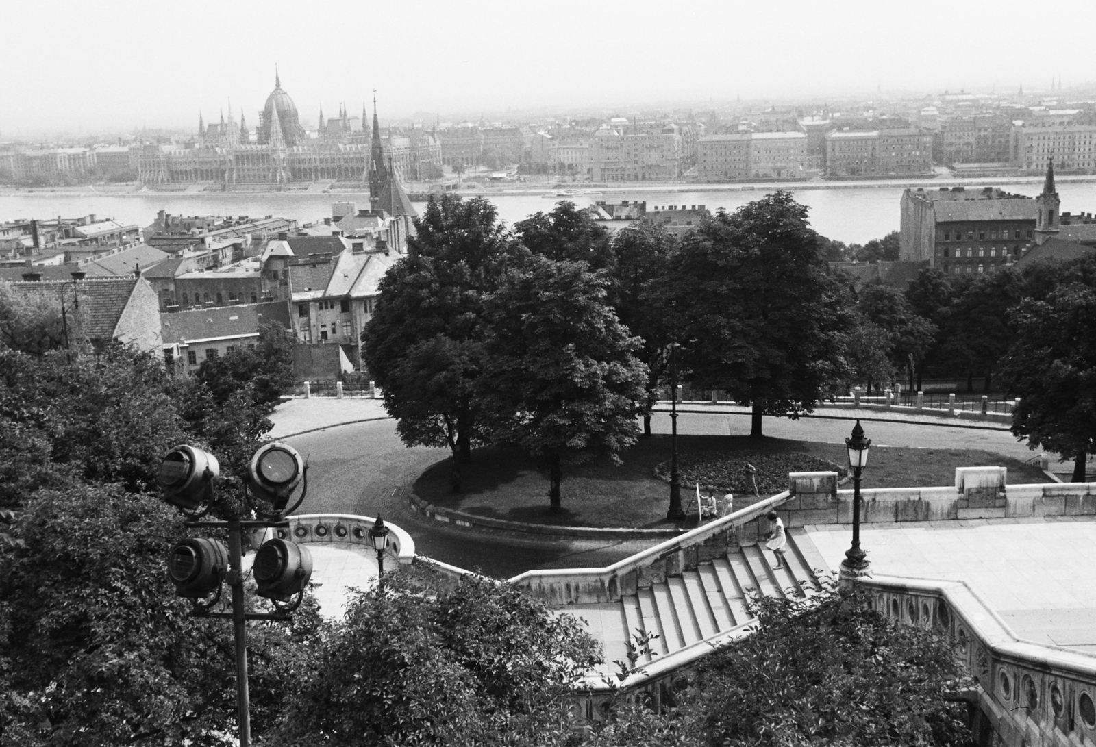 Magyarország, Halászbástya,budai Vár, Budapest I., Schulek lépcső, alatta a Hunyadi János úti hajtűkanyar., 1960, Konok Tamás id, látkép, Schulek Frigyes-terv, lámpaoszlop, Steindl Imre-terv, reflektor, országház, neogótika, Duna, eklektikus építészet, Budapest, Fortepan #42823