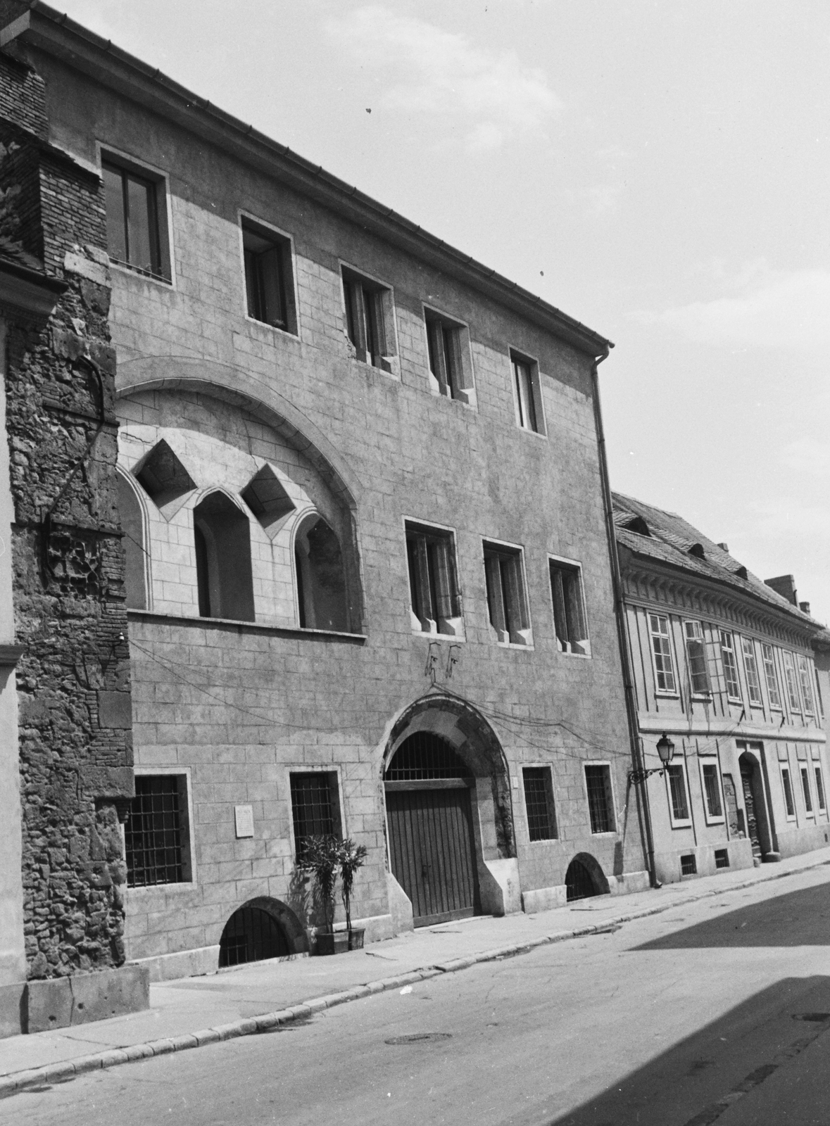 Magyarország, budai Vár, Budapest I., Úri utca 31., 1960, Konok Tamás id, utcakép, dísznövény, gázlámpa, Budapest, Fortepan #42837