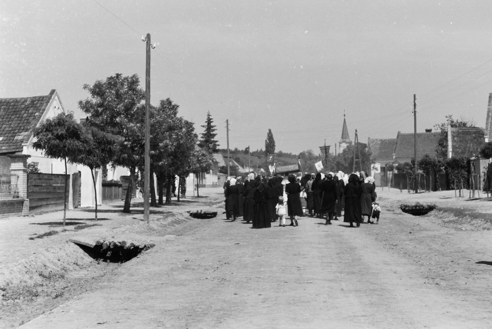 Hungary, Románd, Kossuth utca a Szent Mihály-templom felé nézve., 1962, Konok Tamás id, religion, village, flag, street view, procession, Fortepan #42840