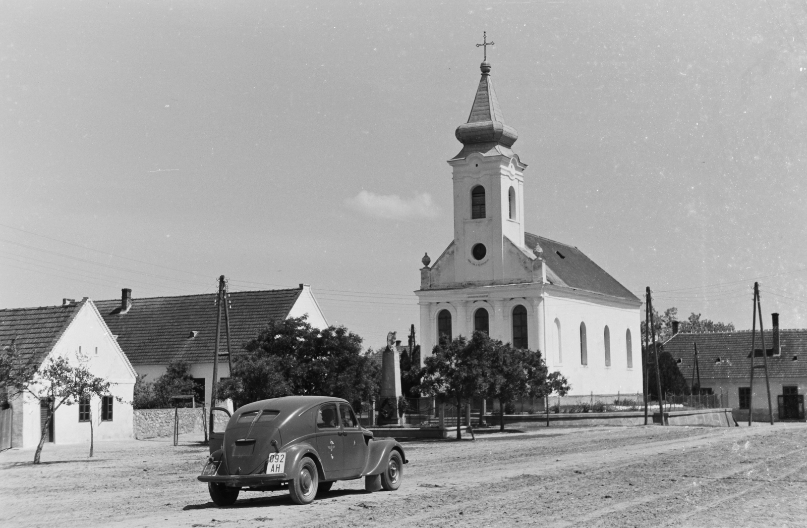 Hungary, Bakonytamási, Kossuth (Fő) utca, Evangélikus templom, előtte az első világháborús "Hősök emlékműve" (Vass Viktor, 1930). Lancia Aprilia személygépkocsi., 1941, Konok Tamás id, church, monument, Italian brand, automobile, Fortepan #42847