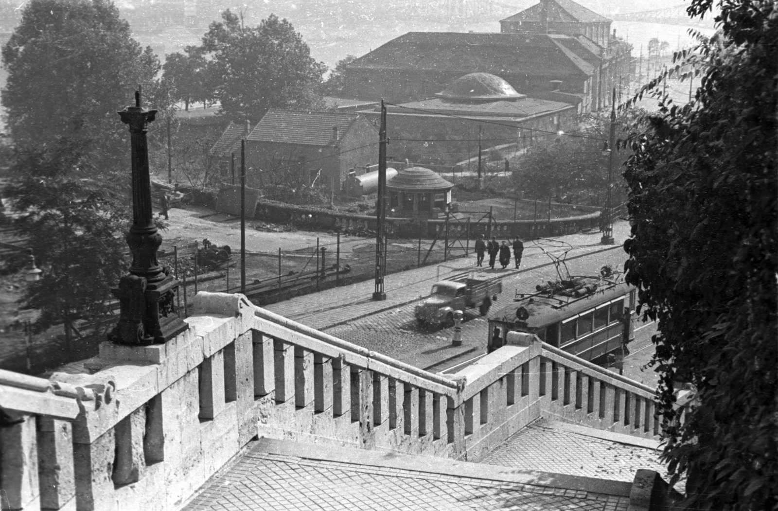 Magyarország, Budapest I., Szent Gellért lépcső. Szemben a Hungária ivócsarnok kupolája, mögötte a Rudas fürdő., 1950, UVATERV, teherautó, villamos, lépcső, Framo-márka, Budapest, Fortepan #4285