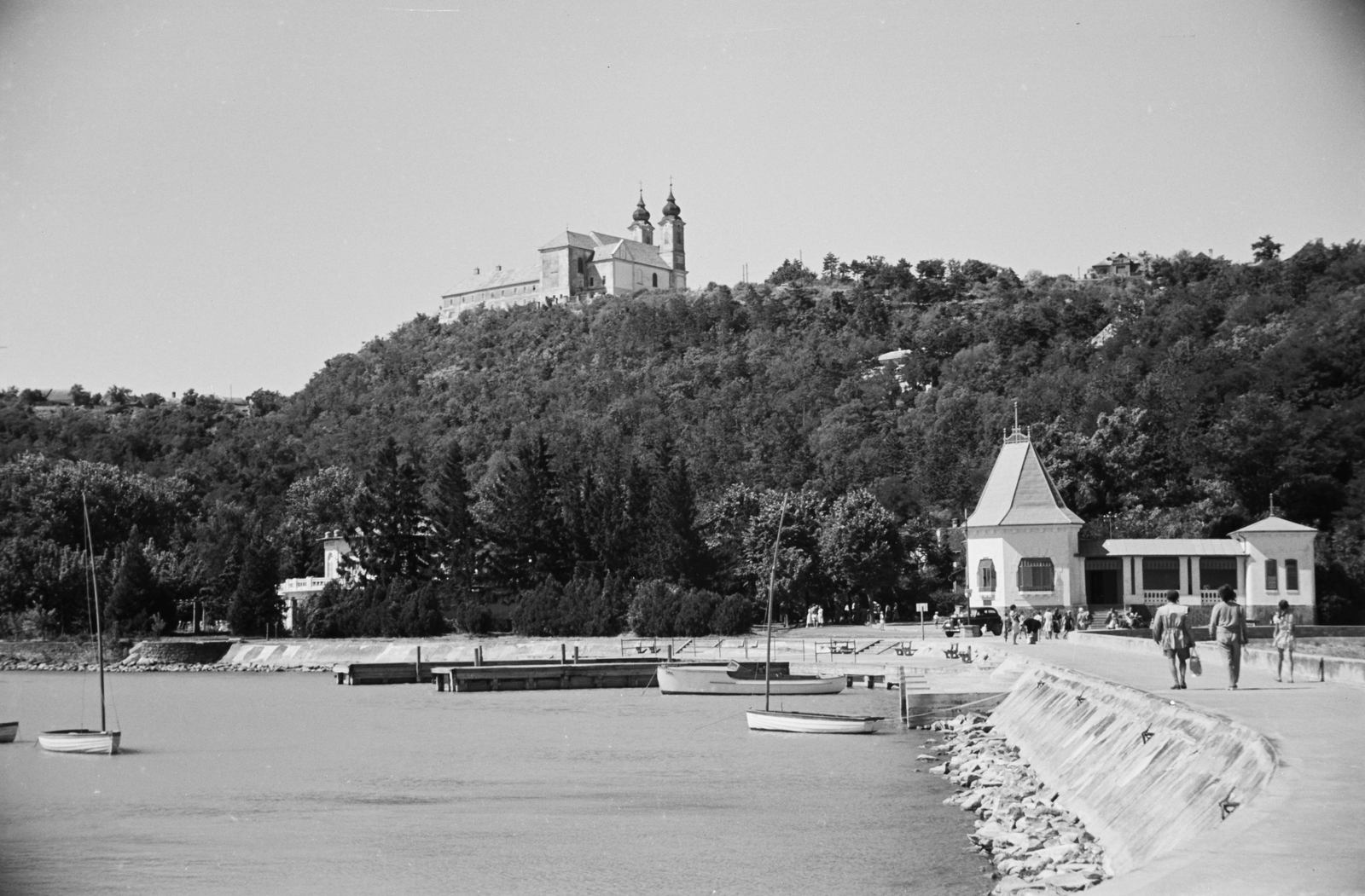 Hungary,Lake Balaton, Tihany, kikötő., 1954, Konok Tamás id, sailboat, church, mountain, port, Fortepan #42861