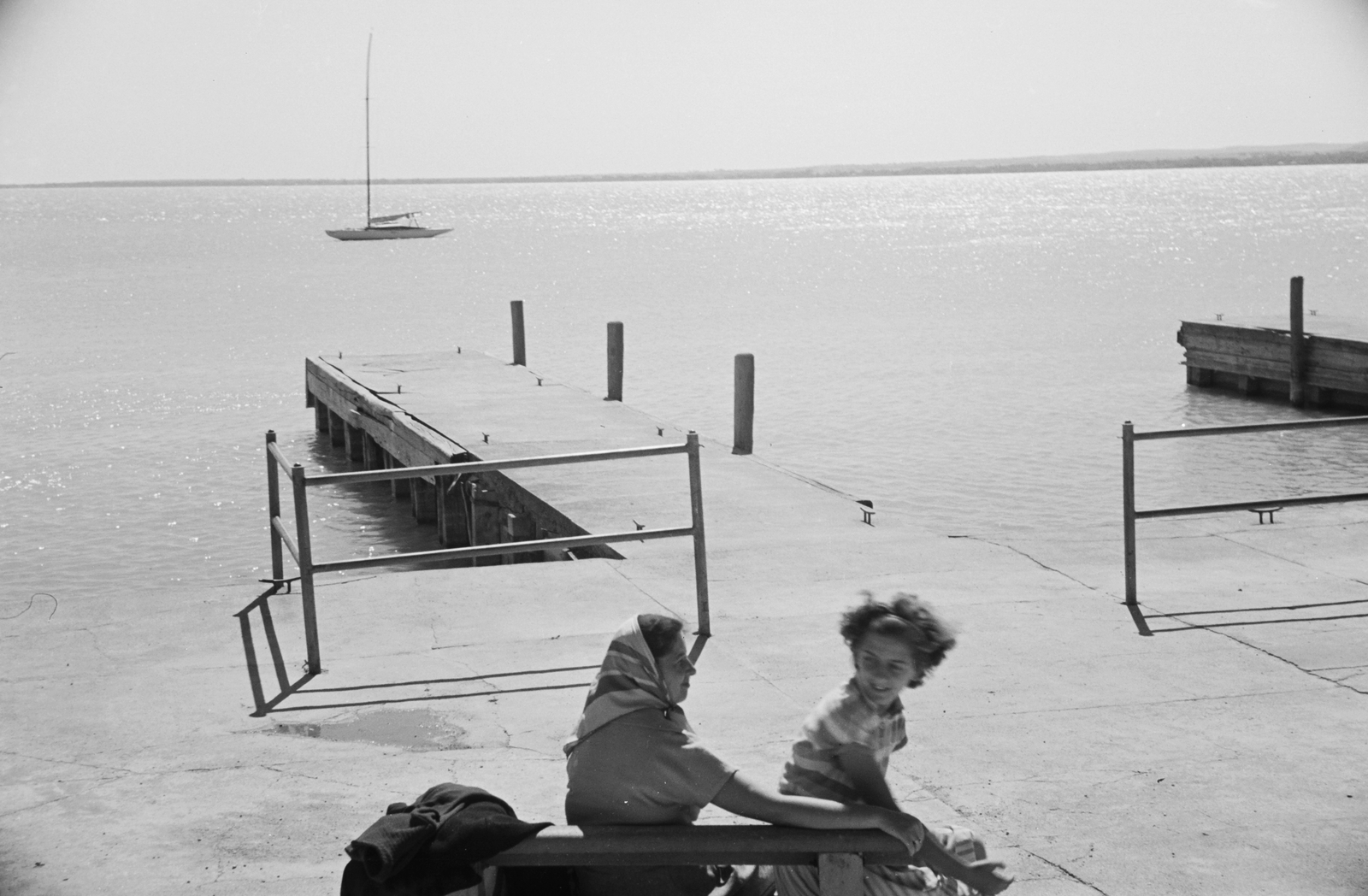 Hungary,Lake Balaton, Tihany, vitorláskikötő., 1962, Konok Tamás id, sailboat, women, genre painting, pier, bench, Fortepan #42862