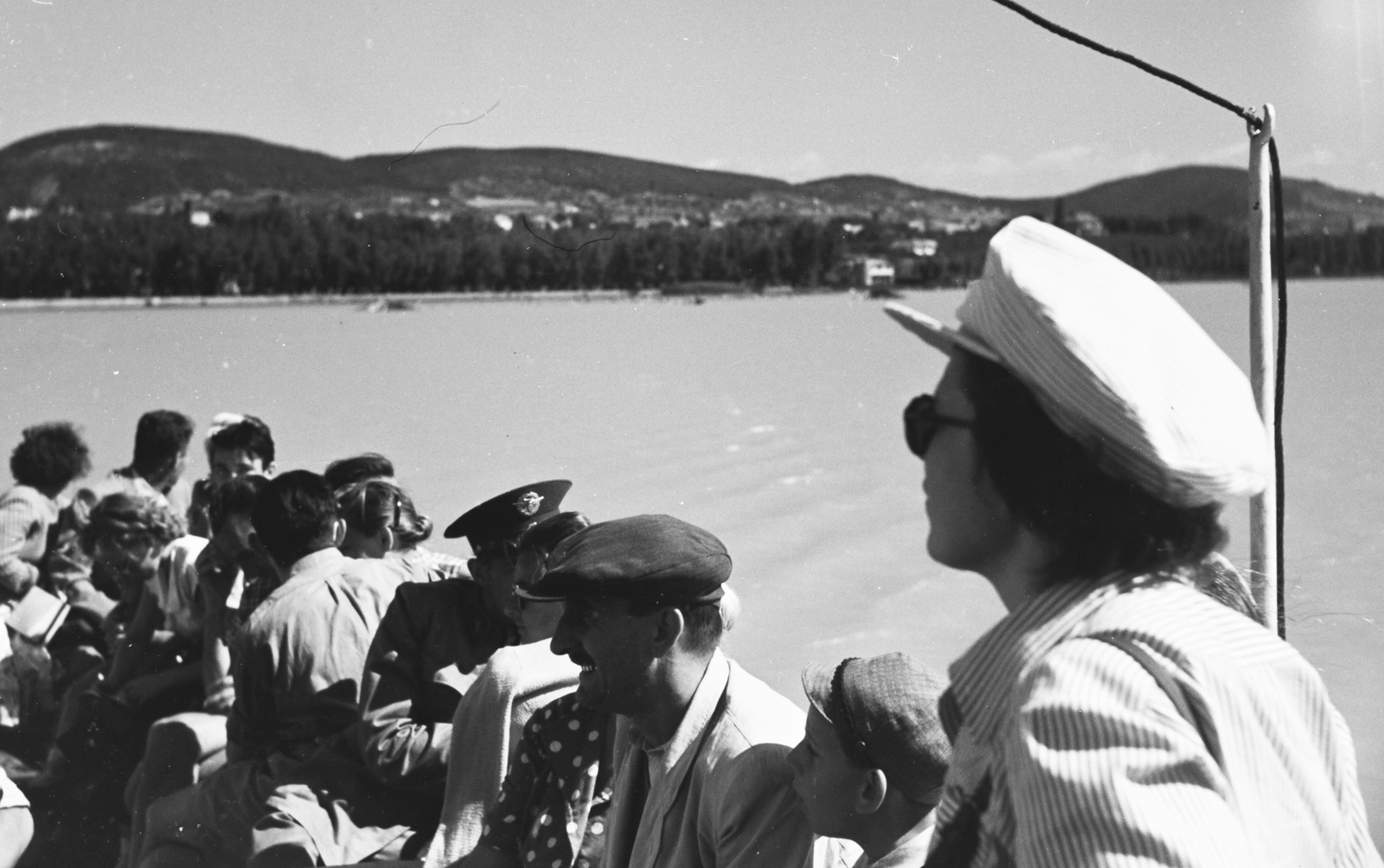 Hungary,Lake Balaton, a Kelén csavargőzös fedélzete, a háttérben Balatonfüred., 1954, Konok Tamás id, ship, steamboat, passenger, Kelén ship, Fortepan #42871