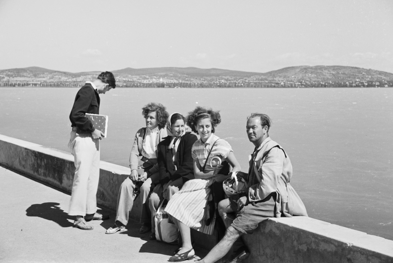 Hungary,Lake Balaton, Tihany, kikötő., 1954, Konok Tamás id, tableau, port, headscarf, bag, skirt, sandal, Fortepan #42876