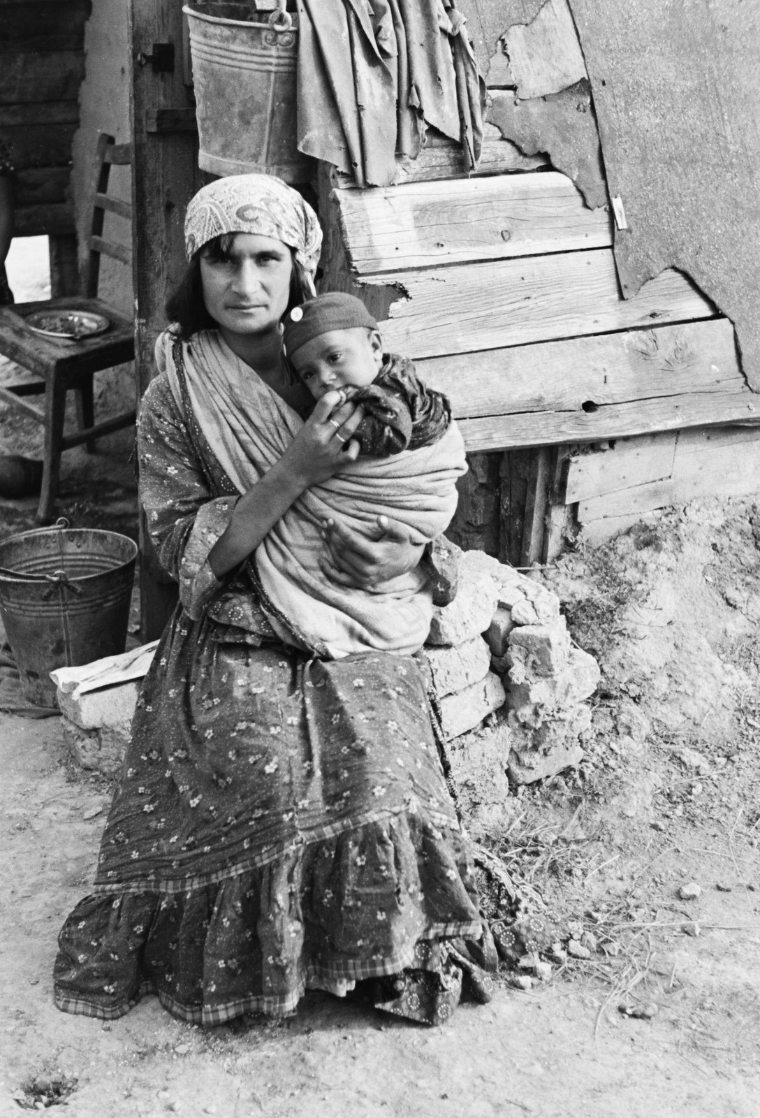 1939, Konok Tamás id, gypsy, bucket, kid, mother, Fortepan #42884