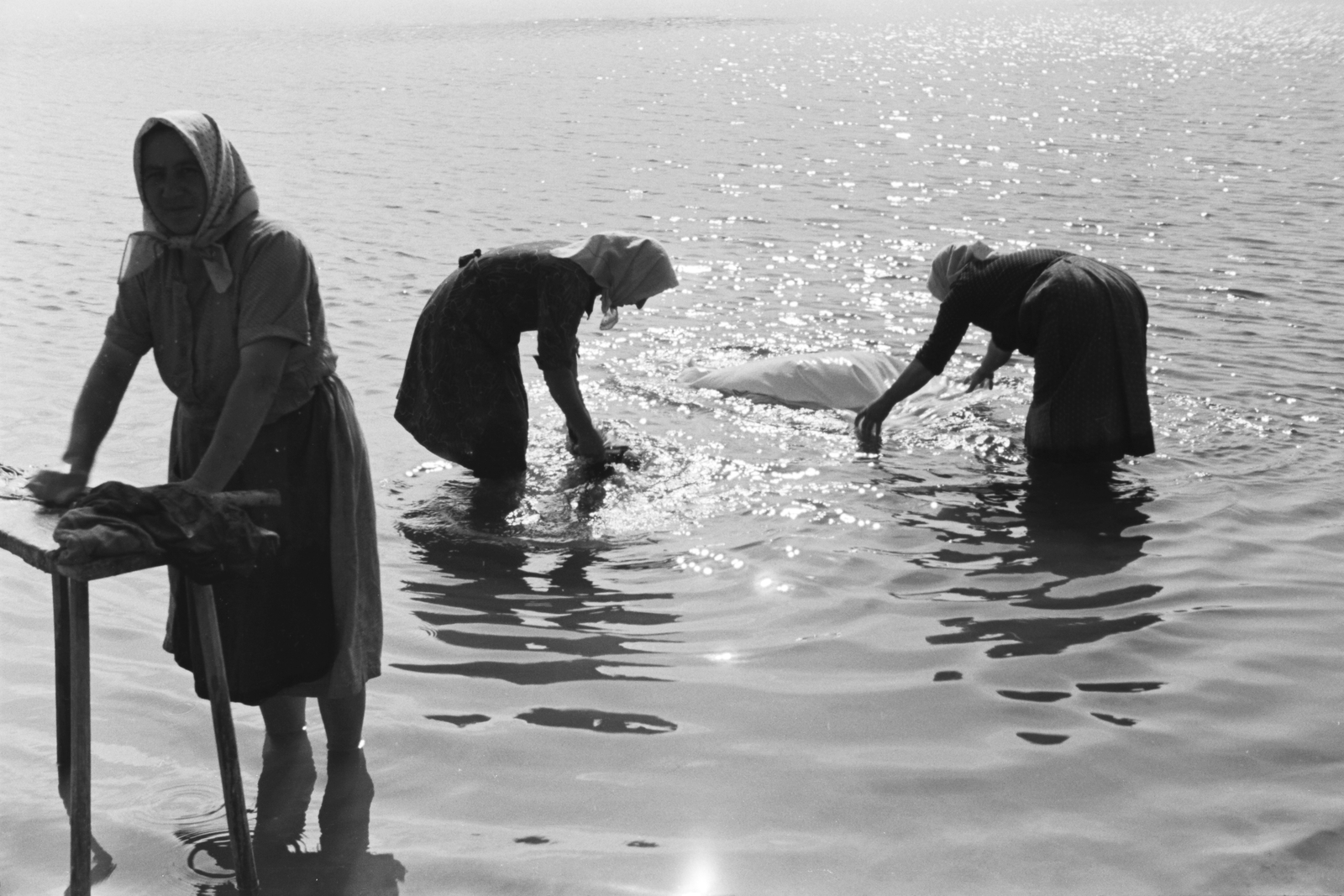 1941, Konok Tamás id, washing, shore, Fortepan #42887