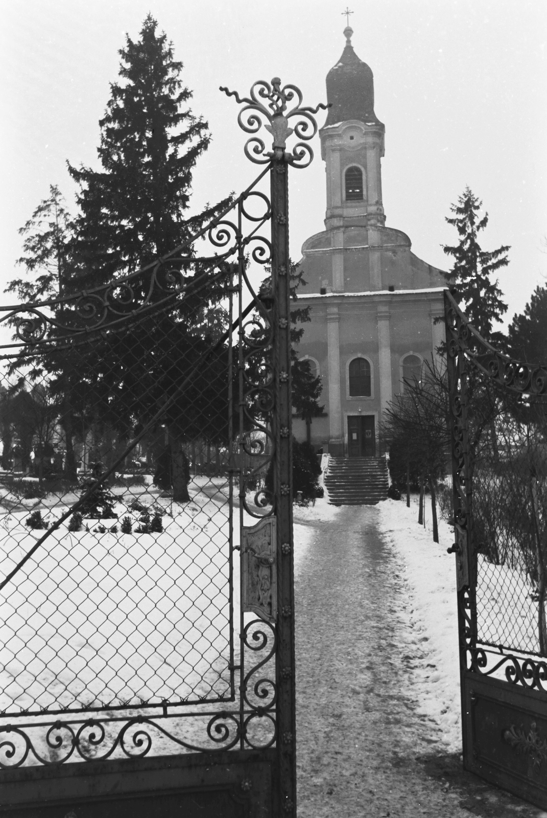 Hungary, Győr, Ménfőcsanak, Hegyalja utca a Csanaki utcánál, Szent-Kereszt-templom., 1941, Konok Tamás id, church, Catholic Church, Fortepan #42891
