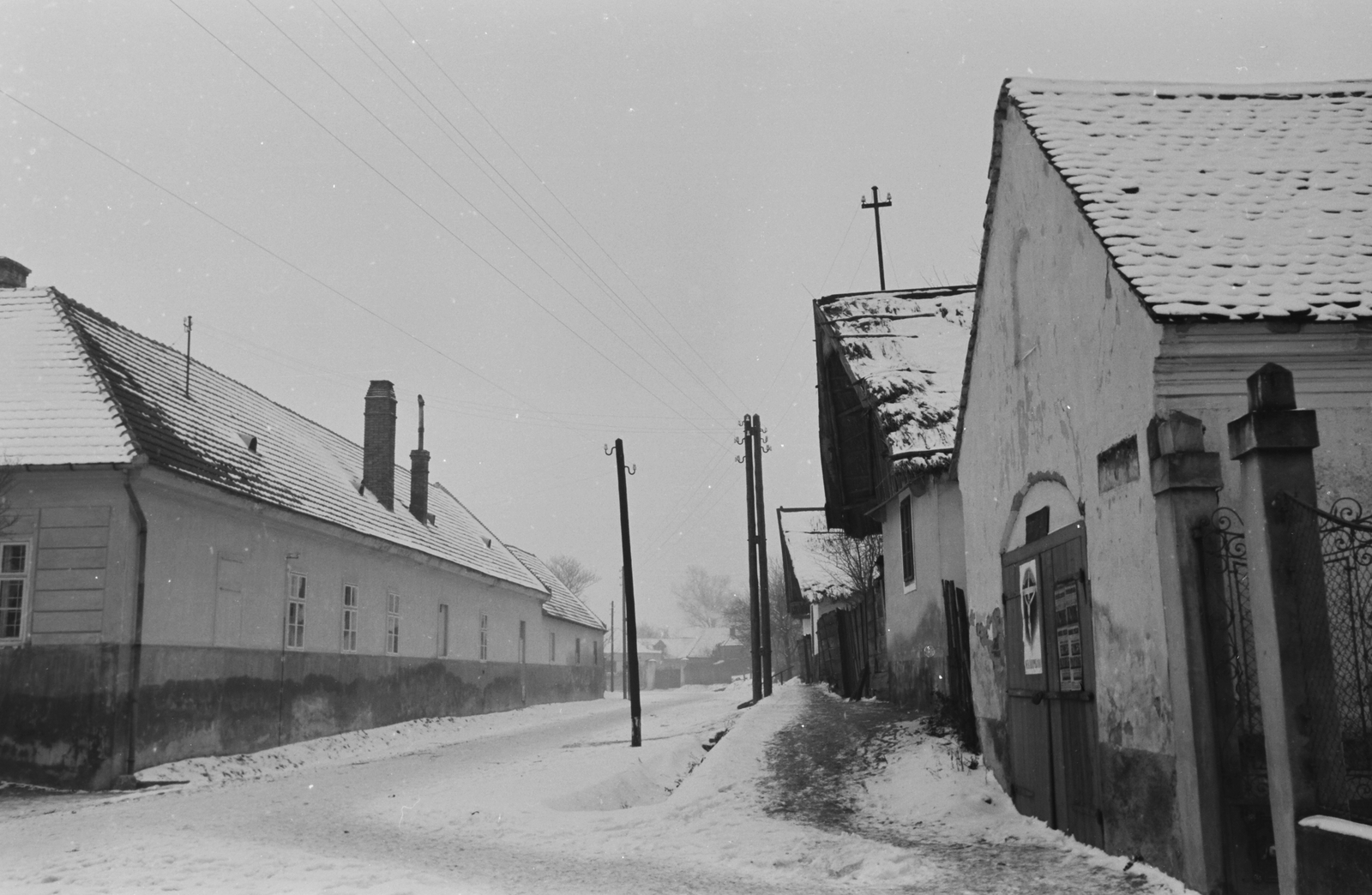 Hungary, Győr, Ménfőcsanak, Hegyalja utca a Csanaki utcánál, jobbra a Szent-Kereszt-templom kertjének kapuja., 1941, Konok Tamás id, winter, street view, Fortepan #42892