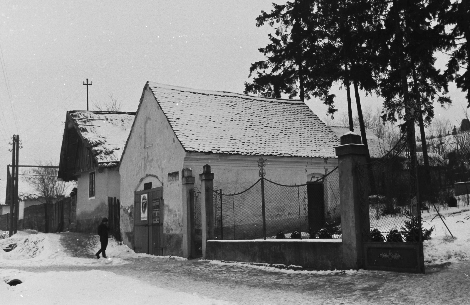 Hungary, Győr, Ménfőcsanak, Hegyalja utca a Csanaki utcánál, jobbra Szent-Kereszt-templom kertjének kapuja., 1941, Konok Tamás id, winter, Fortepan #42902