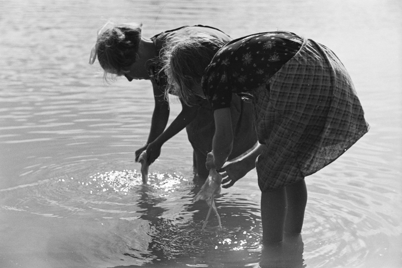 1941, Konok Tamás id, washing, shore, Fortepan #42906