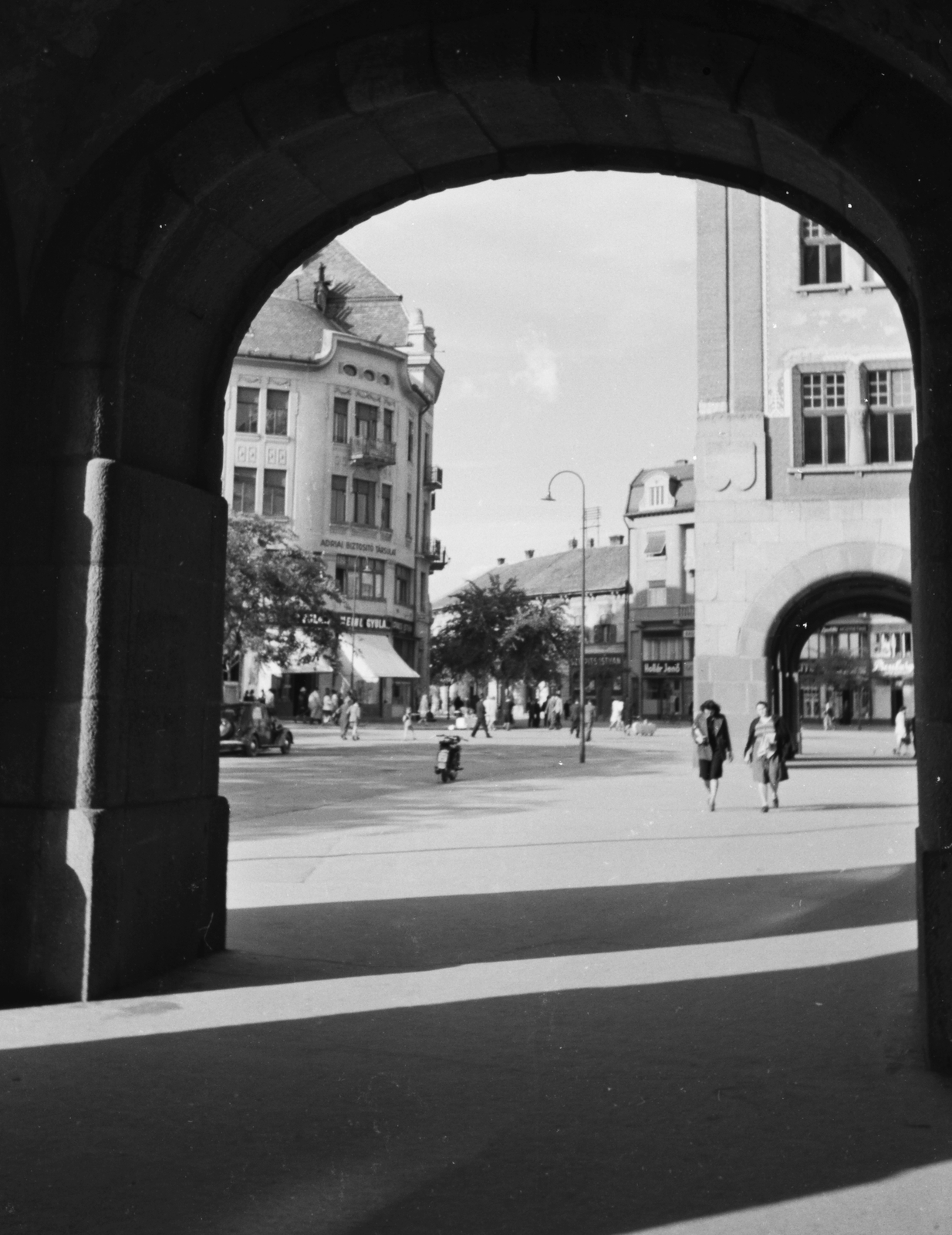 Serbia, Subotica, kilátás a Városháza árkádja alól a Kossuth utca (Korzo) torkolata felé., 1941, Konok Tamás id, arch, Fortepan #42914