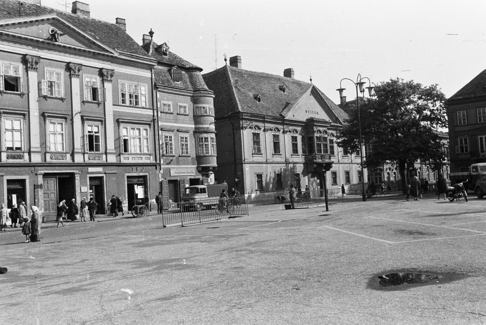 Hungary, Győr, Széchenyi tér, szemben a Stelczer Lajos utca sarkán a Vastuskós ház és a Xantus János Múzeum (Apátúr ház), jobbra a Rákóczi Ferenc utca torkolata., 1964, Konok Tamás id, street view, museum, Baroque-style, Benedictines, bicycle, Fortepan #42930
