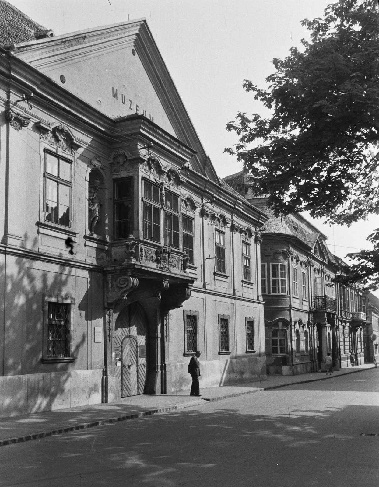 Magyarország, Győr, Széchenyi tér, Xantus János Múzeum (Apátúr ház)., 1964, Konok Tamás id, utcakép, múzeum, barokk-stílus, bencés rend, Fortepan #42932