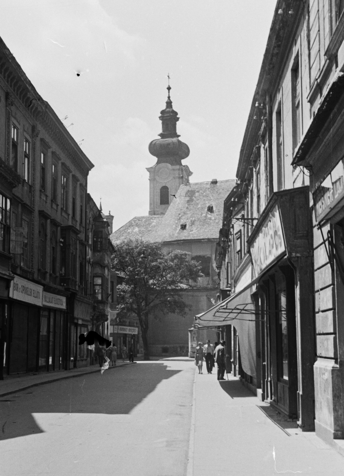 Hungary, Győr, Kazinczy utca a Széchenyi tér felől nézve, háttérben a Karmelita templom., 1963, Konok Tamás id, street view, Baroque-style, awning, Carmelites, Fortepan #42937