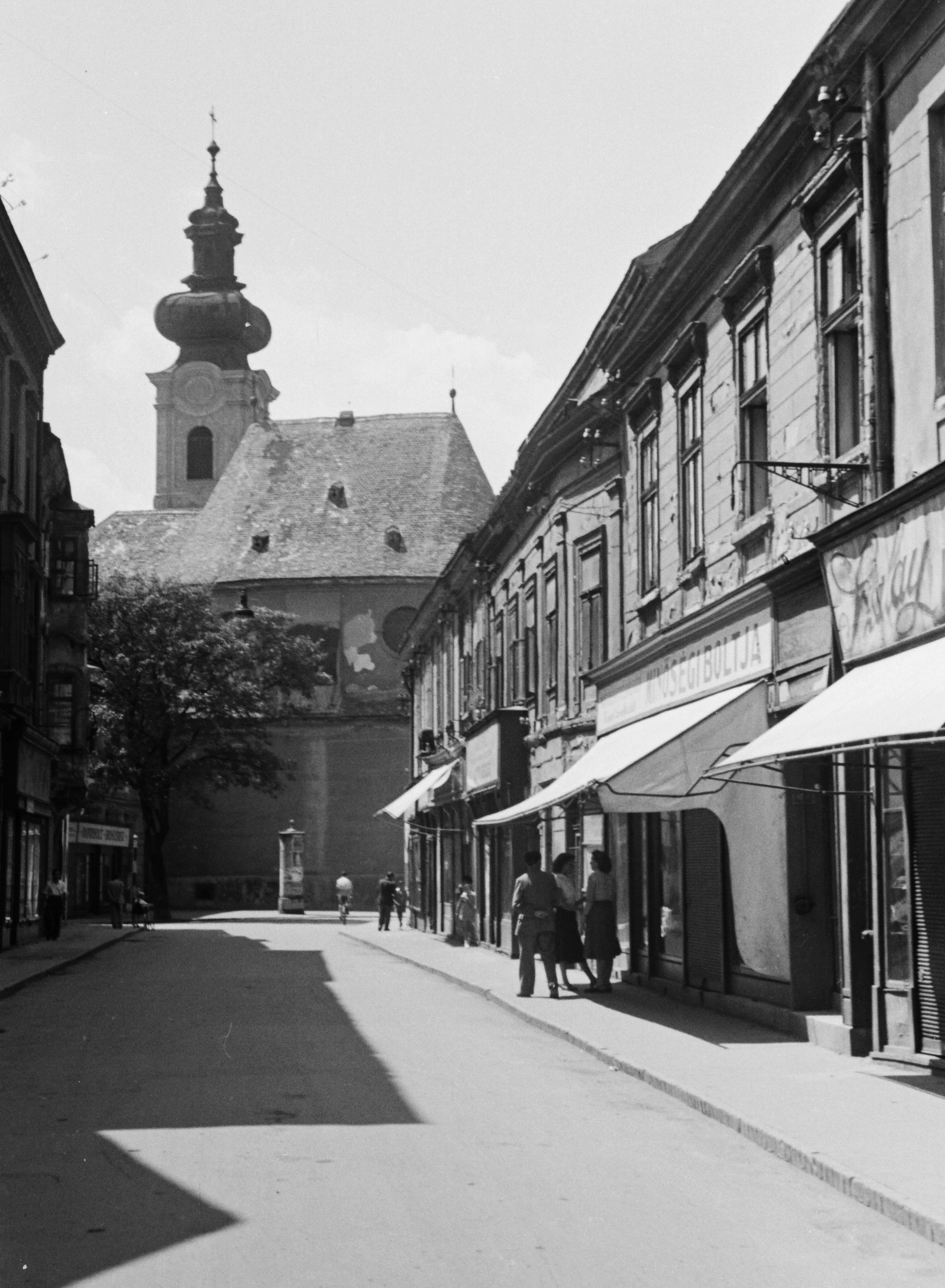 Hungary, Győr, Kazinczy utca a Széchenyi tér felől nézve, háttérben a Karmelita templom., 1963, Konok Tamás id, street view, Baroque-style, awning, Carmelites, Fortepan #42938