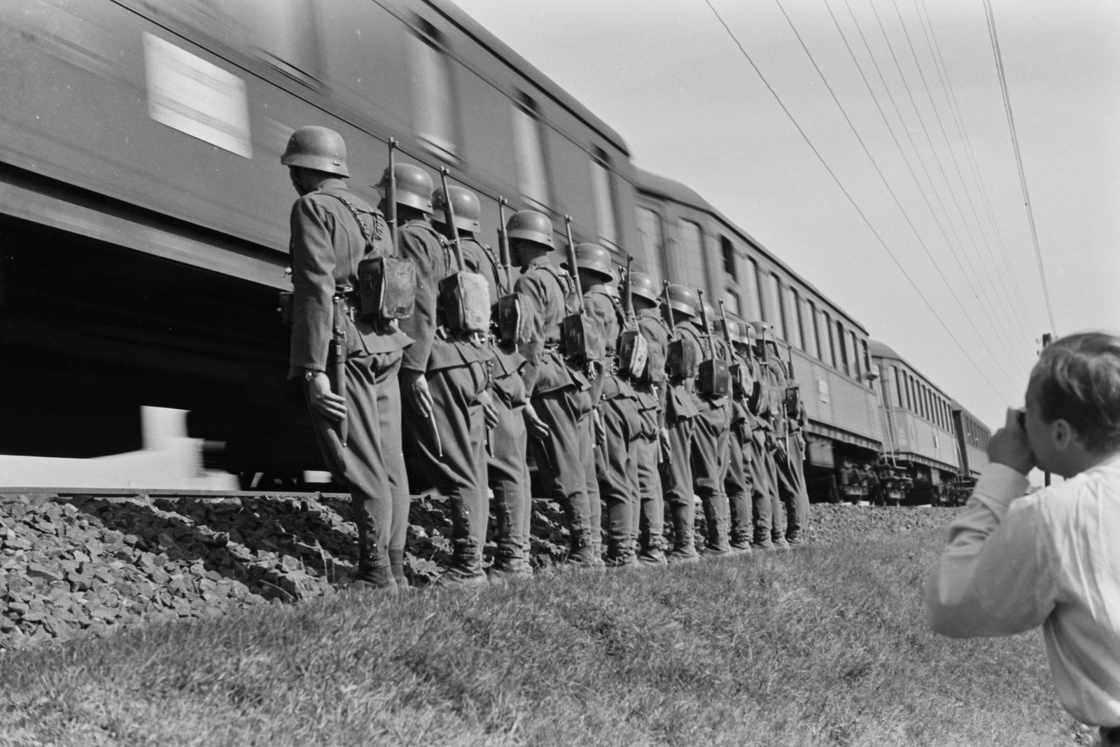Hungary, 1941, Konok Tamás id, railway, aerial wire, weapon, soldier, photography, gun, Fortepan #42946