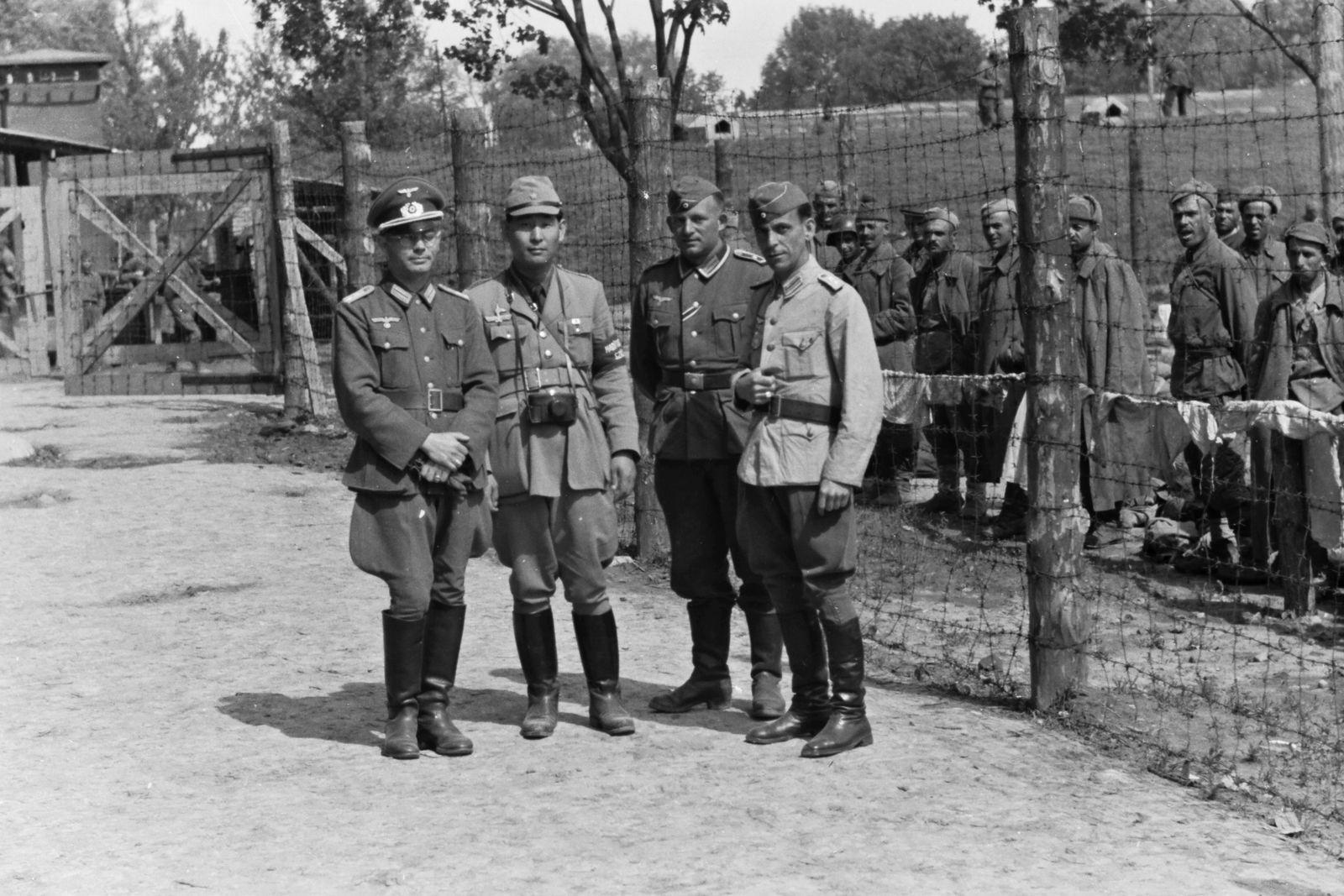 Hadifogolytábor a keleti fronton., 1942, Konok Tamás id, eastern front, second World War, camera, prisoner of war, soldier, Soviet soldier, war correspondent, German soldier, Japanese soldier, badge, Fortepan #42976
