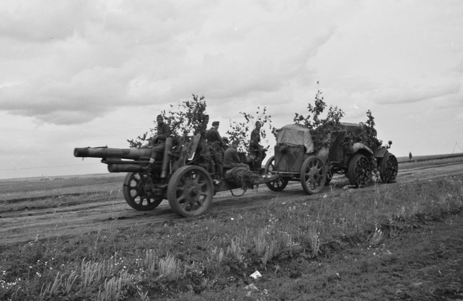A magyar honvédség 28M Pavesi tüzérségi vontatója és egy 15 cm-es 31M közepes tarack., 1942, Konok Tamás id, ágyú, fegyver, löveg, vontató, Pavesi P4, ágyún ülni, Fortepan #42978