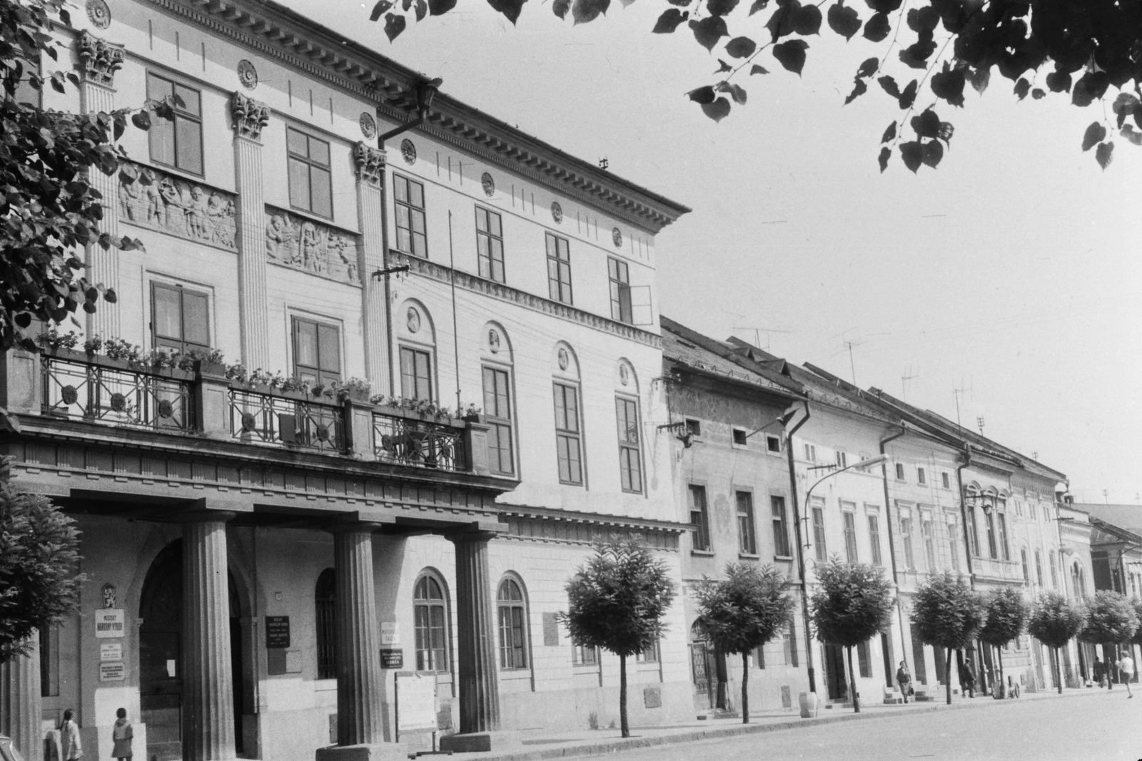 Slovakia, Levoča, Megyeháza., 1968, Konok Tamás id, Czechoslovakia, street view, balcony, public building, national emblem, Fortepan #42999