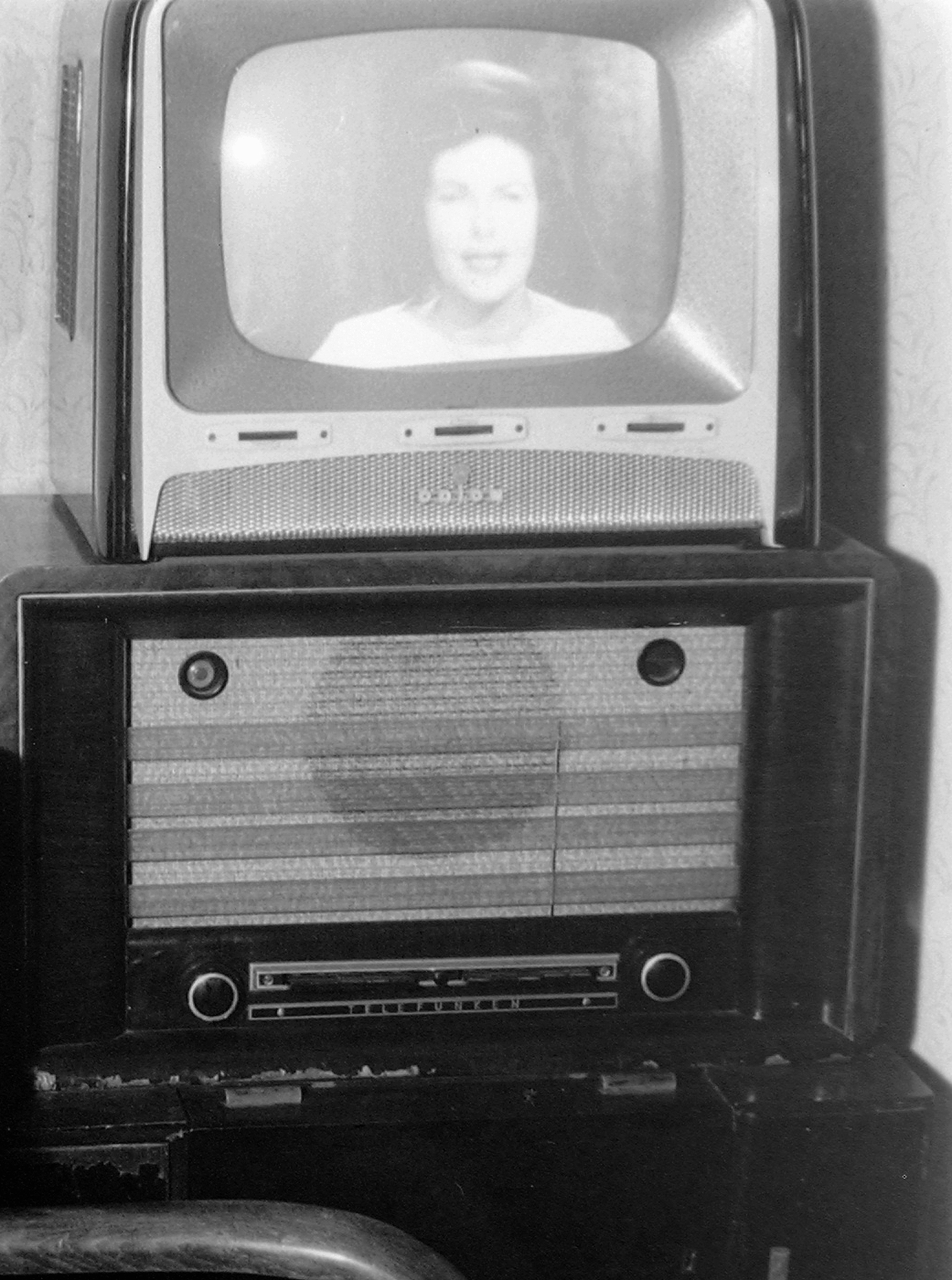 Hungary, Orion AT 403 típusú televízió és Telefunken 540 V rádiókészülék. A képernyőn Takács Marika tévébemondó., 1962, Fortepan, radio, TV, announcer, screenshot, Fortepan #4300