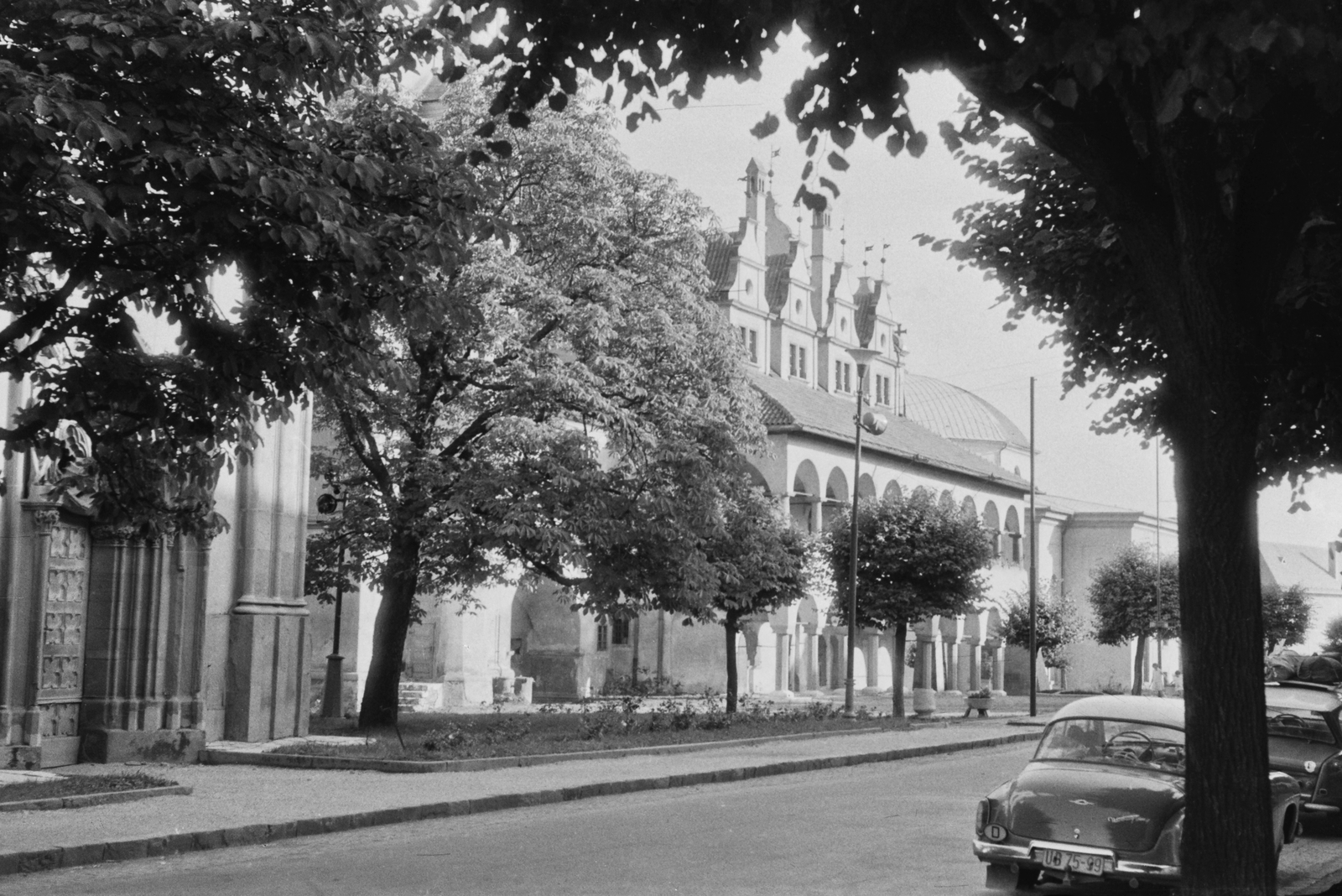 Slovakia, Levoča, Városháza, balra a Szent Jakab templom., 1968, Konok Tamás id, Czechoslovakia, church, Wartburg-brand, public building, renaissance, automobile, Fortepan #43002