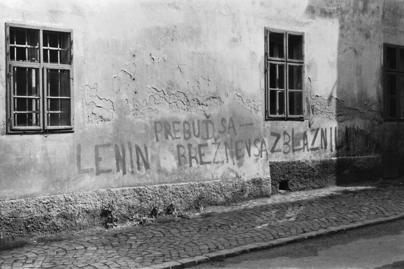 A felirat magyarul: "Lenin, ébredj, Brezsnyev megőrült", 1968, Konok Tamás id, Czechoslovakia, anticommunism, Prague Spring, Fortepan #43005