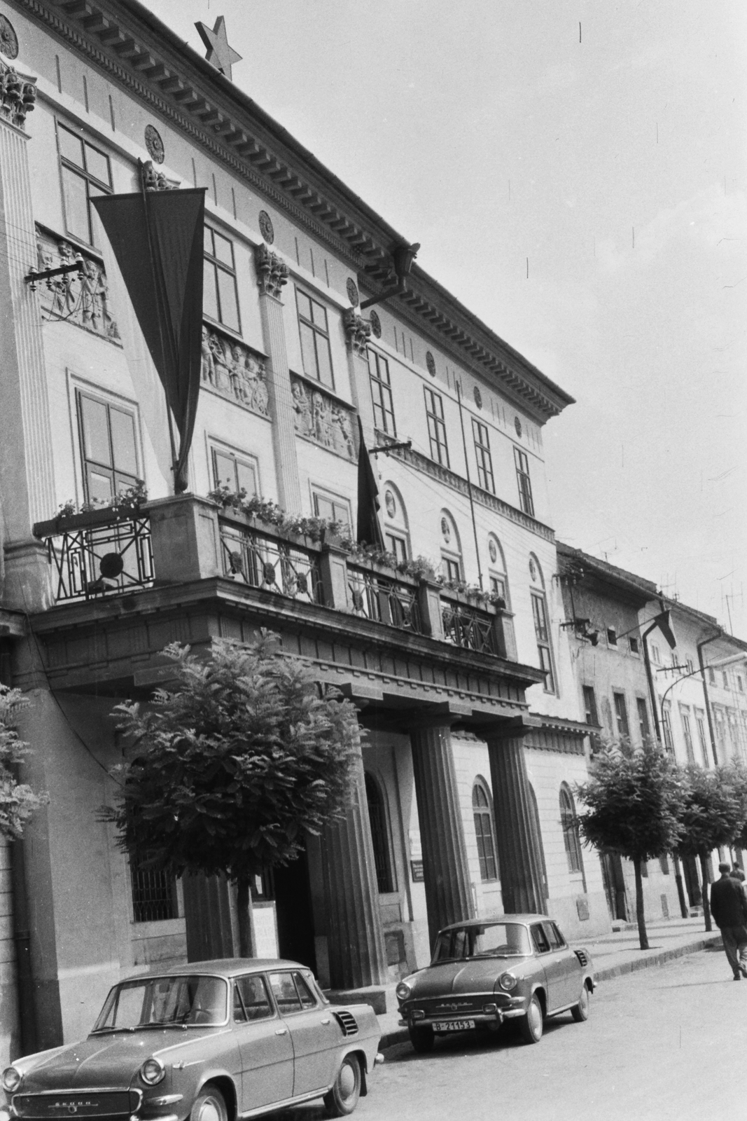 Slovakia, Levoča, főtér (Námestie Majstra Pavla), Megyeháza., 1968, Konok Tamás id, Czechoslovakia, flag, Czechoslovak brand, Skoda-brand, Red Star, public building, Fortepan #43006