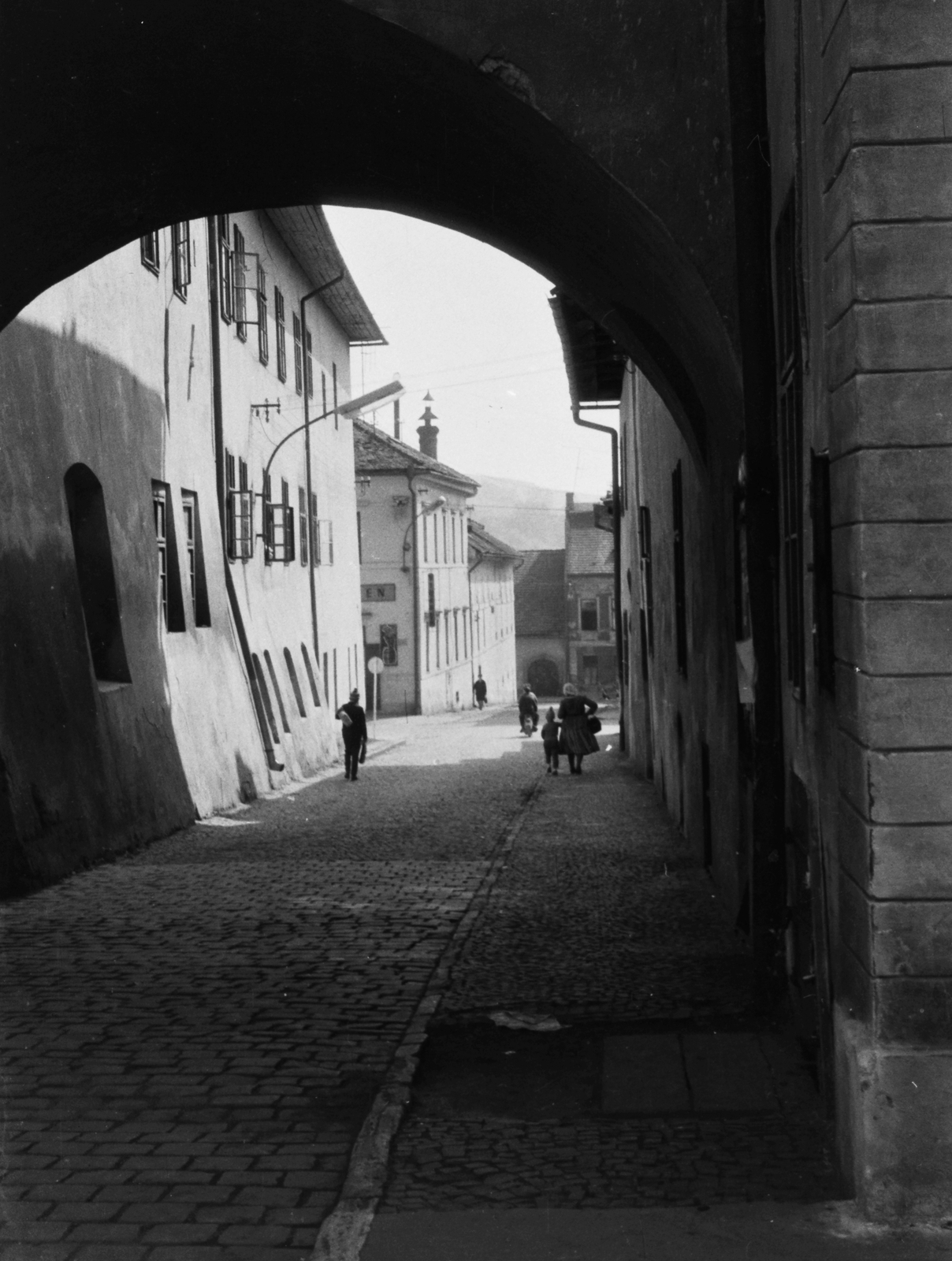 Slovakia, Levoča, Sirotinska utca a főtér (Námestie Majstra Pavla) felől délkelet felé nézve., 1968, Konok Tamás id, Czechoslovakia, gate, street view, cobblestones, Fortepan #43008