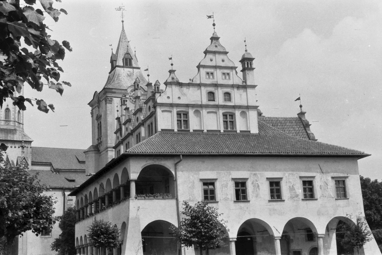 Slovakia, Levoča, Városháza, mögötte a Szent Jakab templom., 1968, Konok Tamás id, Czechoslovakia, church, public building, renaissance, archway, Fortepan #43009