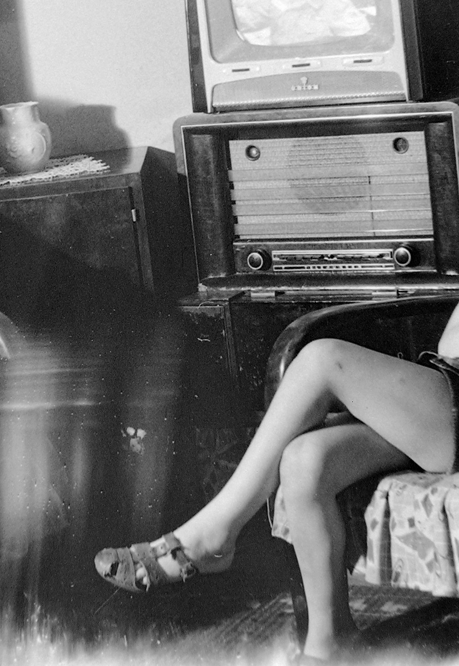 Hungary, Orion AT 403 típusú televízió és Telefunken 540 V rádiókészülék., 1962, Fortepan, radio, TV, leg over leg, Fortepan #4301