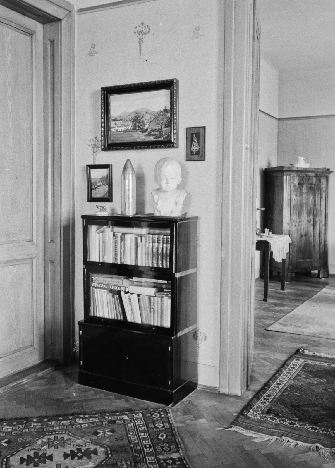 Hungary, Győr, id. Konok Tamás lakása (Árpád utca 14. II. emelet)., 1941, Konok Tamás id, interior, bookshelf, bust, Fortepan #43017