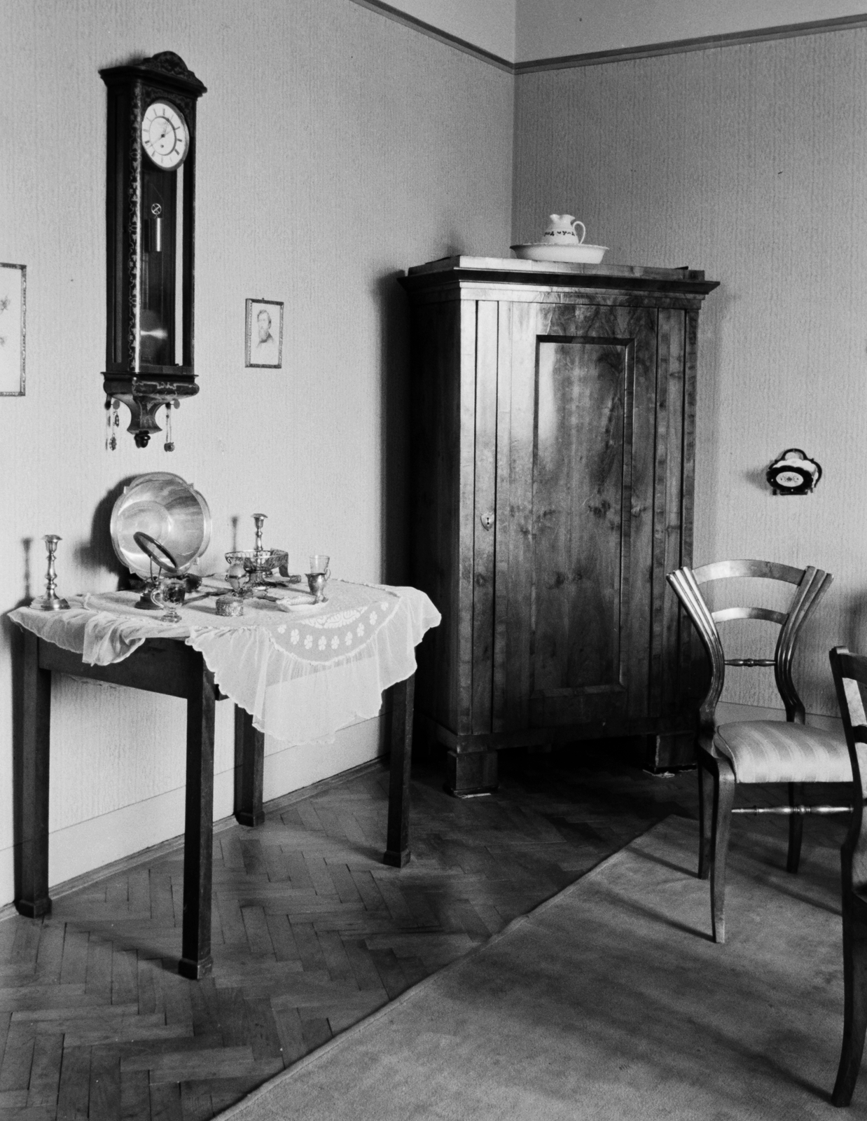Hungary, Győr, id. Konok Tamás lakása (Árpád utca 14. II. emelet)., 1941, Konok Tamás id, wall clock, interior, pendulum clock, Fortepan #43021