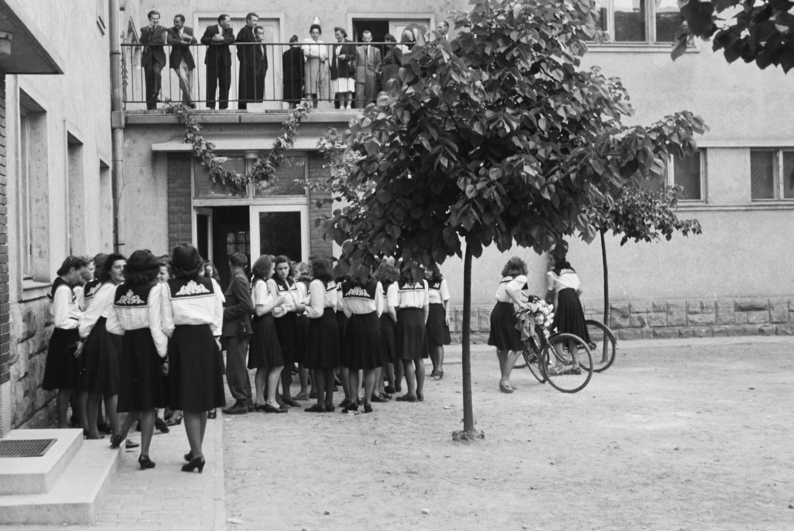 Hungary, Győr, Újkapu utca 2-4. Szent Orsolya Rend Hóman Ottó tanintézete., 1948, Konok Tamás id, bicycle, education, festive, graduation, Fortepan #43026