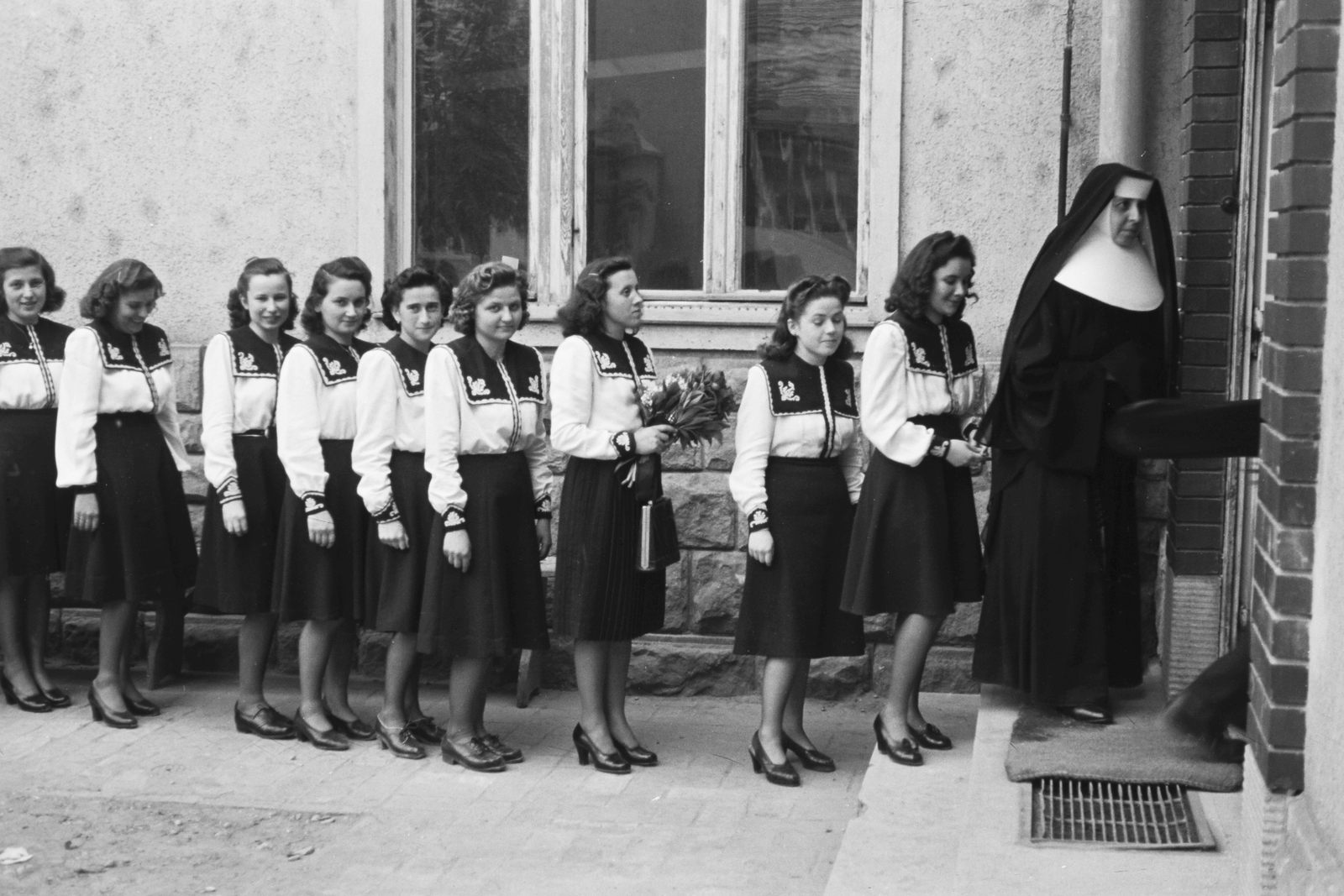 Hungary, Győr, Újkapu utca 2-4. Szent Orsolya Rend Hóman Ottó tanintézete., 1948, Konok Tamás id, education, festive, nun, graduation, Fortepan #43028
