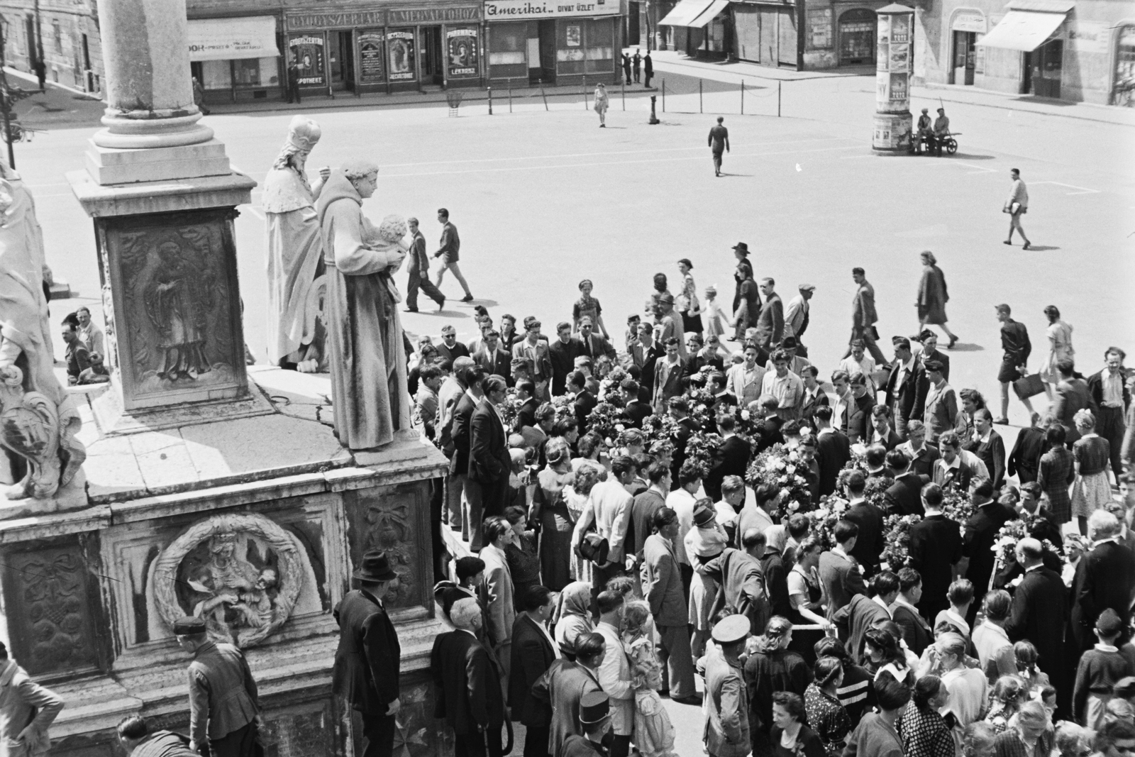 Hungary, Győr, Széchenyi tér, Mária oszlop. Bencés diákok ballagása., 1948, Konok Tamás id, monument, street view, festive, ad pillar, Fortepan #43031