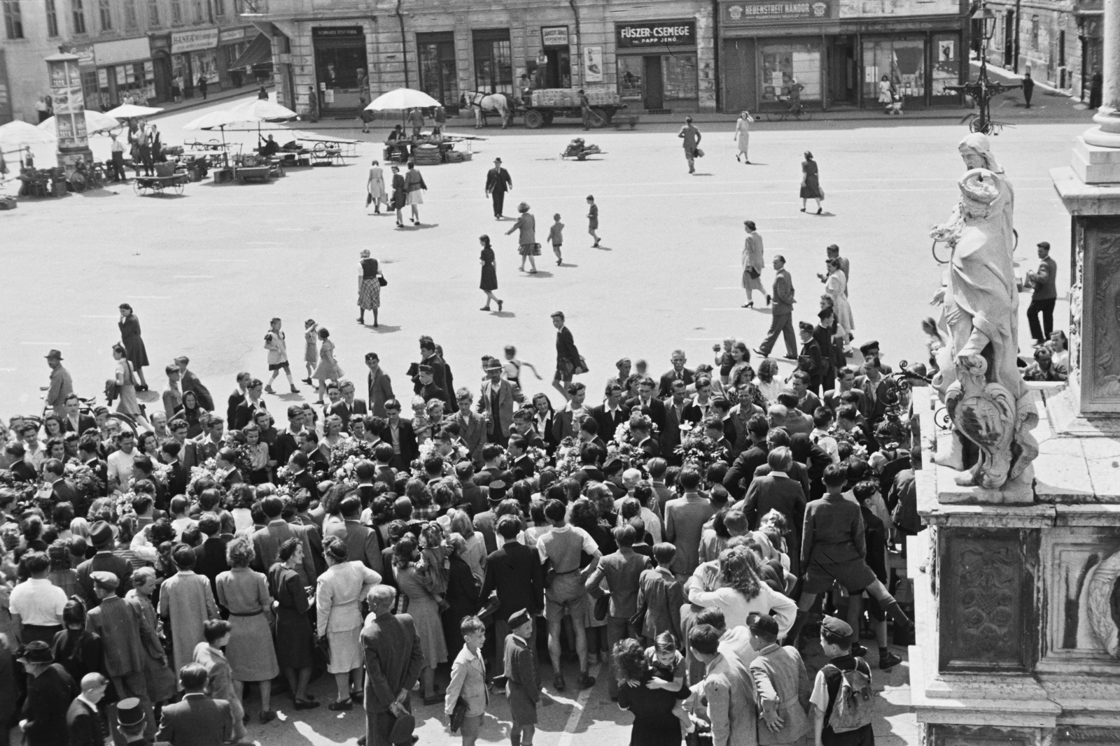 Hungary, Győr, Széchenyi tér, Mária oszlop. Bencés diákok ballagása., 1948, Konok Tamás id, market, Horse-drawn carriage, festive, ad pillar, mass, sunshades, Fortepan #43032