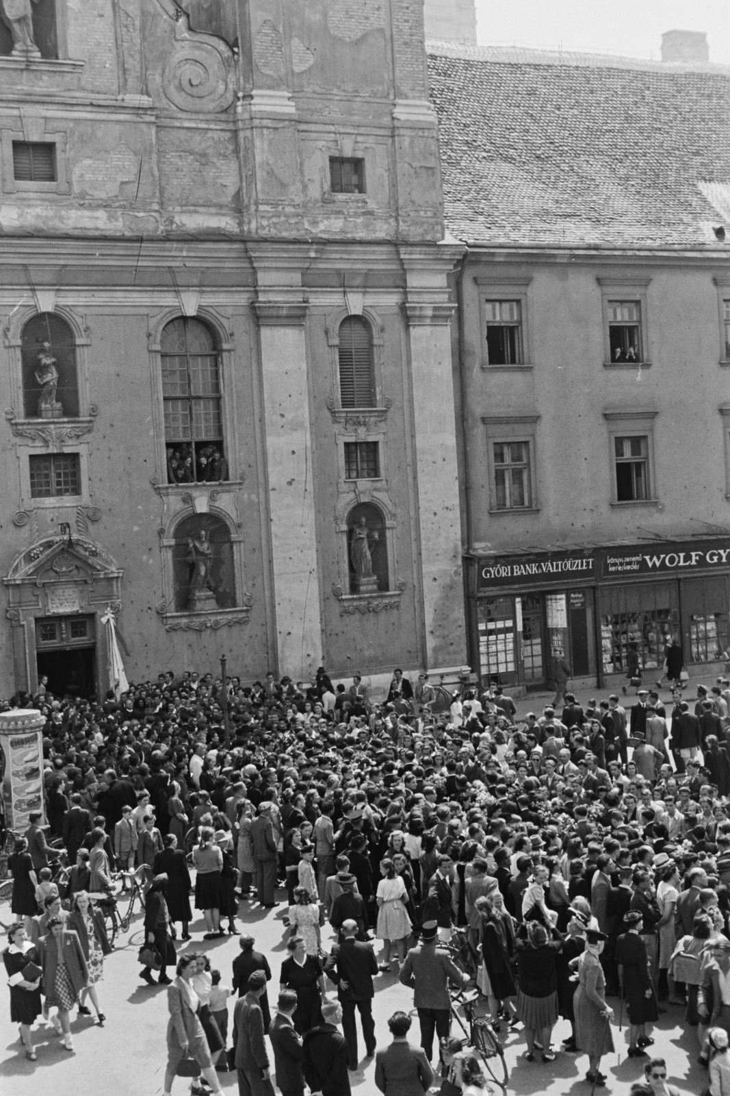 Hungary, Győr, Széchenyi tér a Loyolai Szent Ignác bencés templom előtt. A Czuczor Gergely Bencés Gimnázium diájainak ballagása., 1948, Konok Tamás id, sign-board, festive, mass, Fortepan #43033
