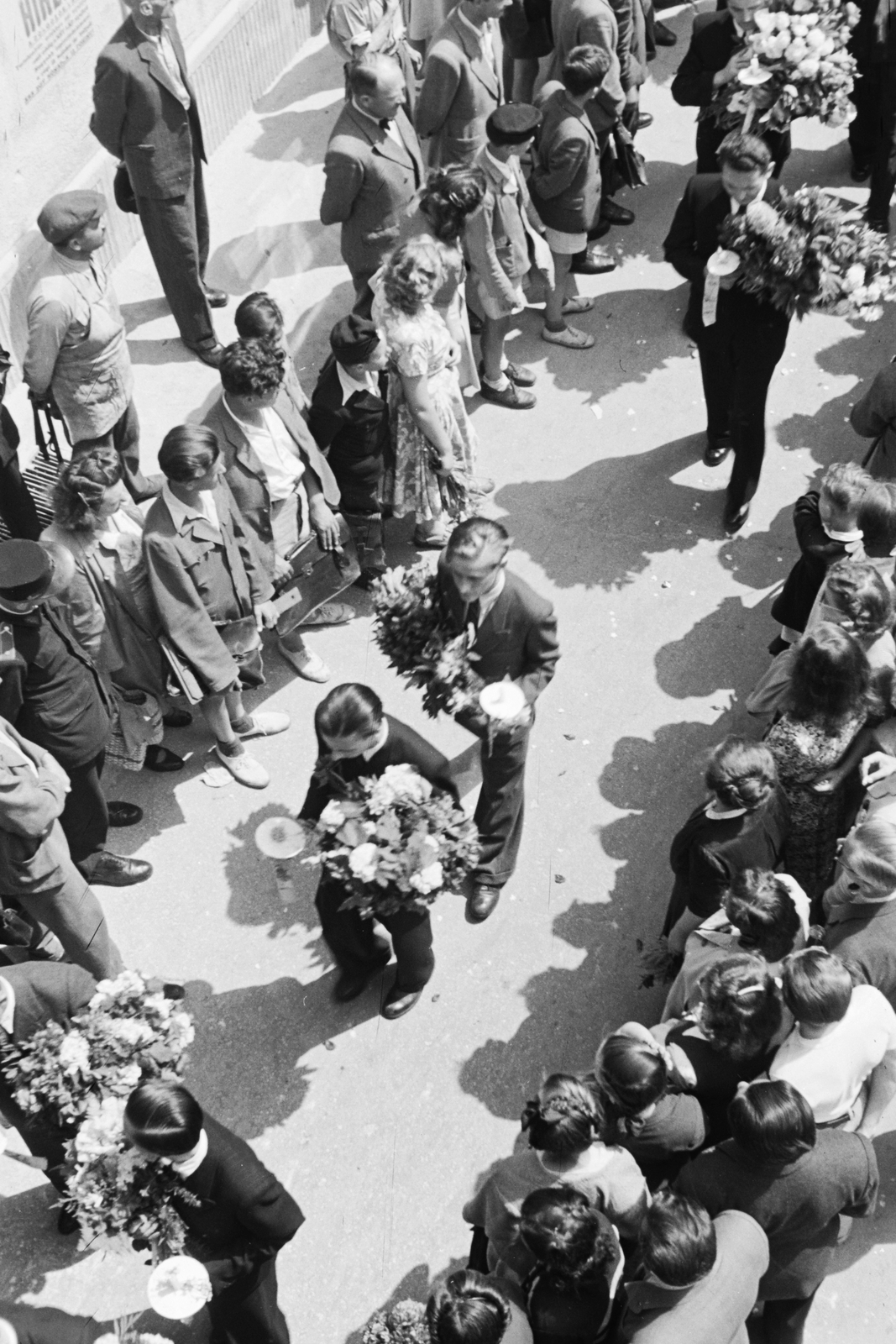 Hungary, Győr, Széchenyi tér. Bencés diákok ballagása., 1948, Konok Tamás id, festive, bouquet, Fortepan #43035