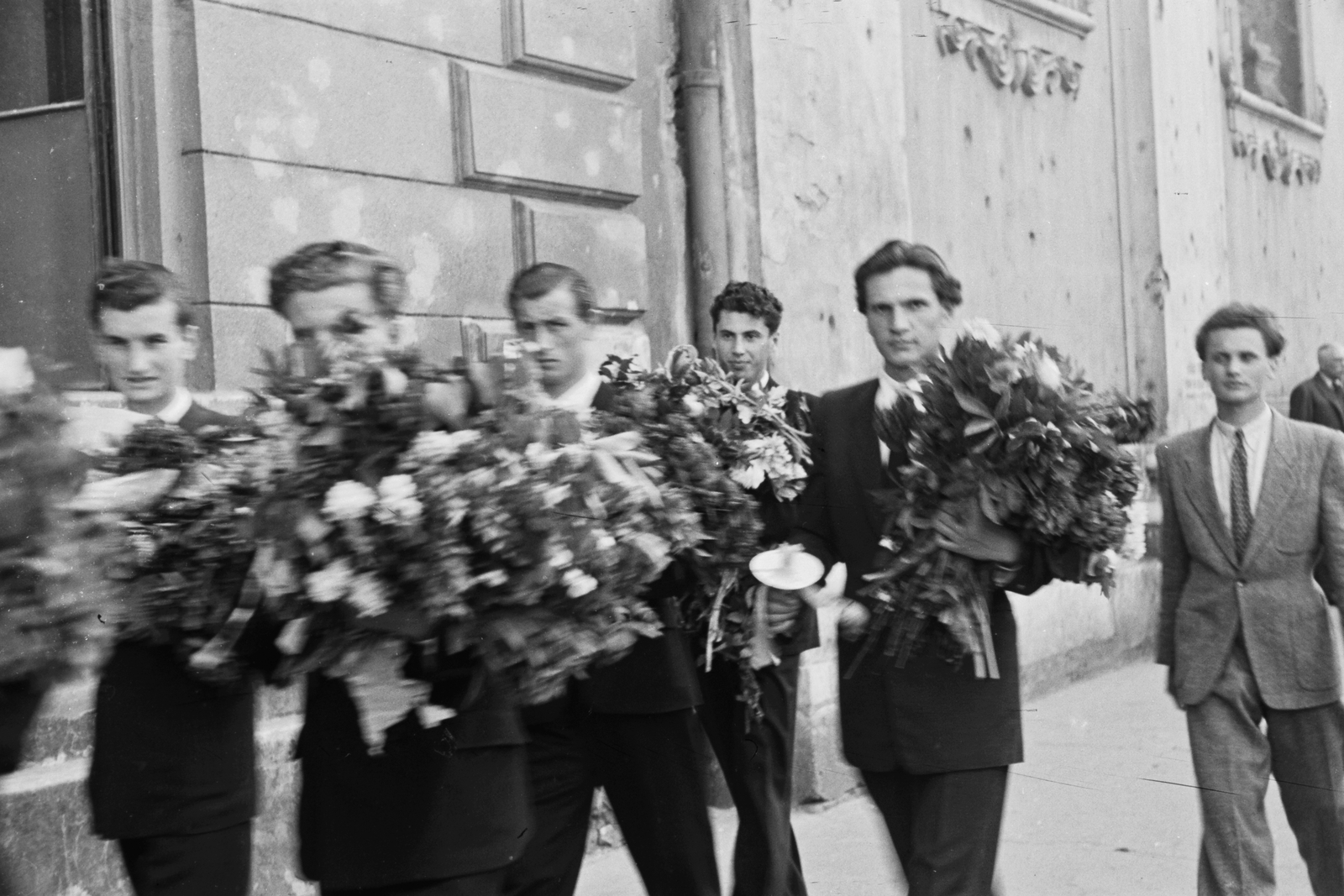 Hungary, Győr, Széchenyi tér, a Czuczor Gergely Bencés Gimnázium diájainak ballagása, háttérben balra a gimnázium, jobbra a Loyolai Szent Ignác bencés templom homlokzata., 1948, Konok Tamás id, festive, flower, Fortepan #43037