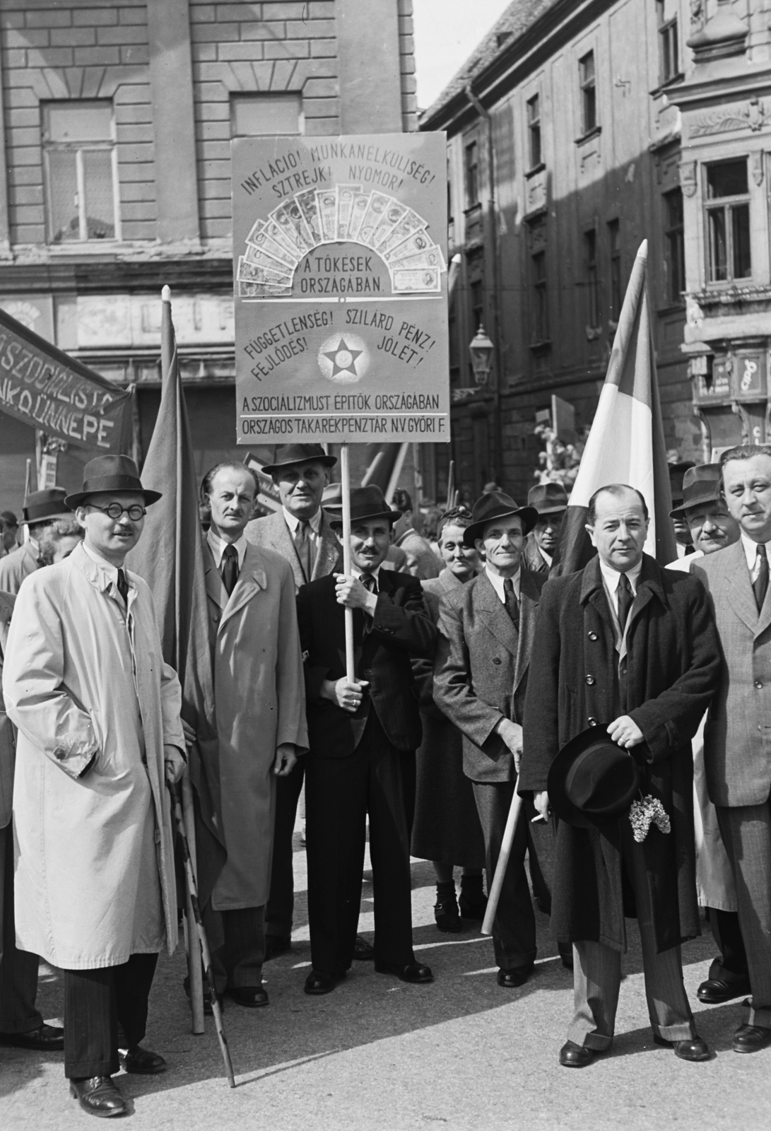 Hungary, Győr, Széchenyi tér, háttérben a Szabadsajtó utca torkolata. Május 1-i felvonulók., 1949, Konok Tamás id, march, men, banner, Fortepan #43039