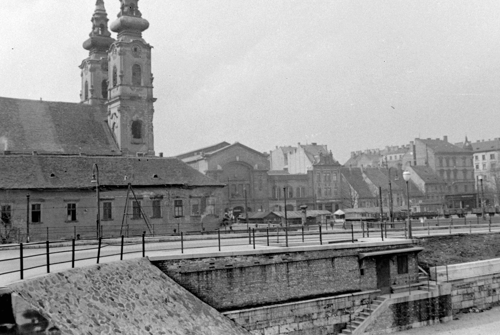 Magyarország, Budapest I., Batthyány tér a Kossuth hídról fényképezve., 1952, Fortepan, templom, barokk-stílus, katolikus, vásárcsarnok, Budapest, Klunzinger Pál-terv, jezsuita, Hamon Kristóf-terv, Nöpauer Máté-terv, Fortepan #4305