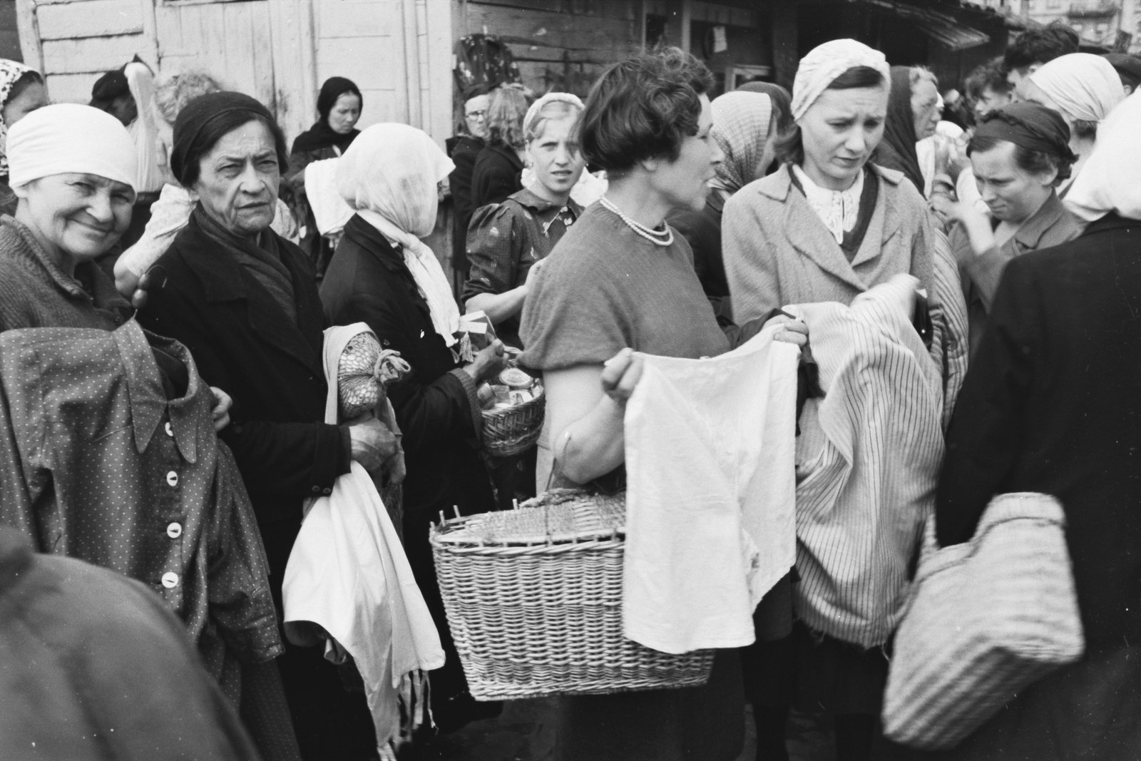 Ukraine, Kyiv, Galíciai tér / Halicka ploscsa (ekkor 1905-ös felkelés tere), piac., 1942, Konok Tamás id, market, headscarf, Fortepan #43071